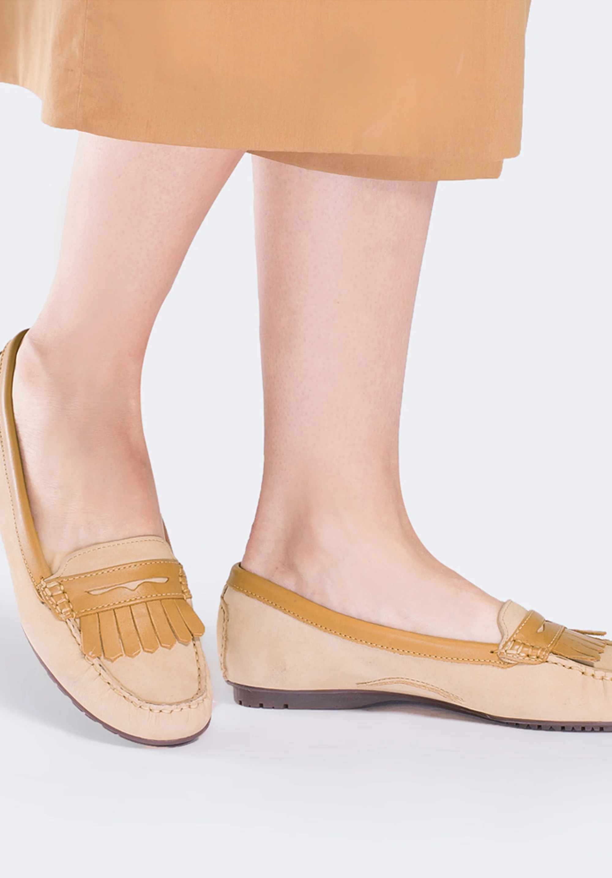 Damskie mokasyny nubukowe z frędzlami