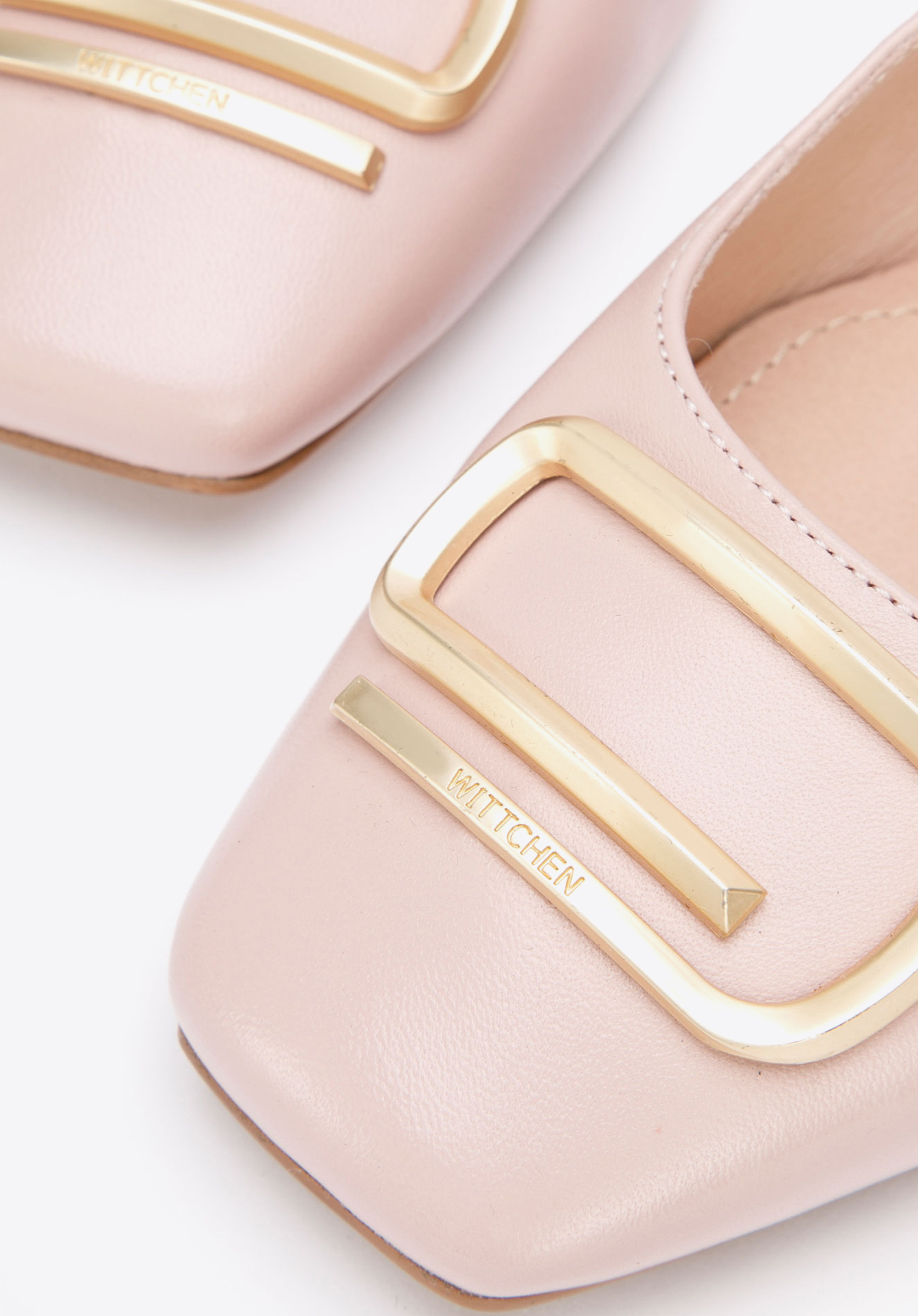 Czółenka skórzane na słupku z klamrą