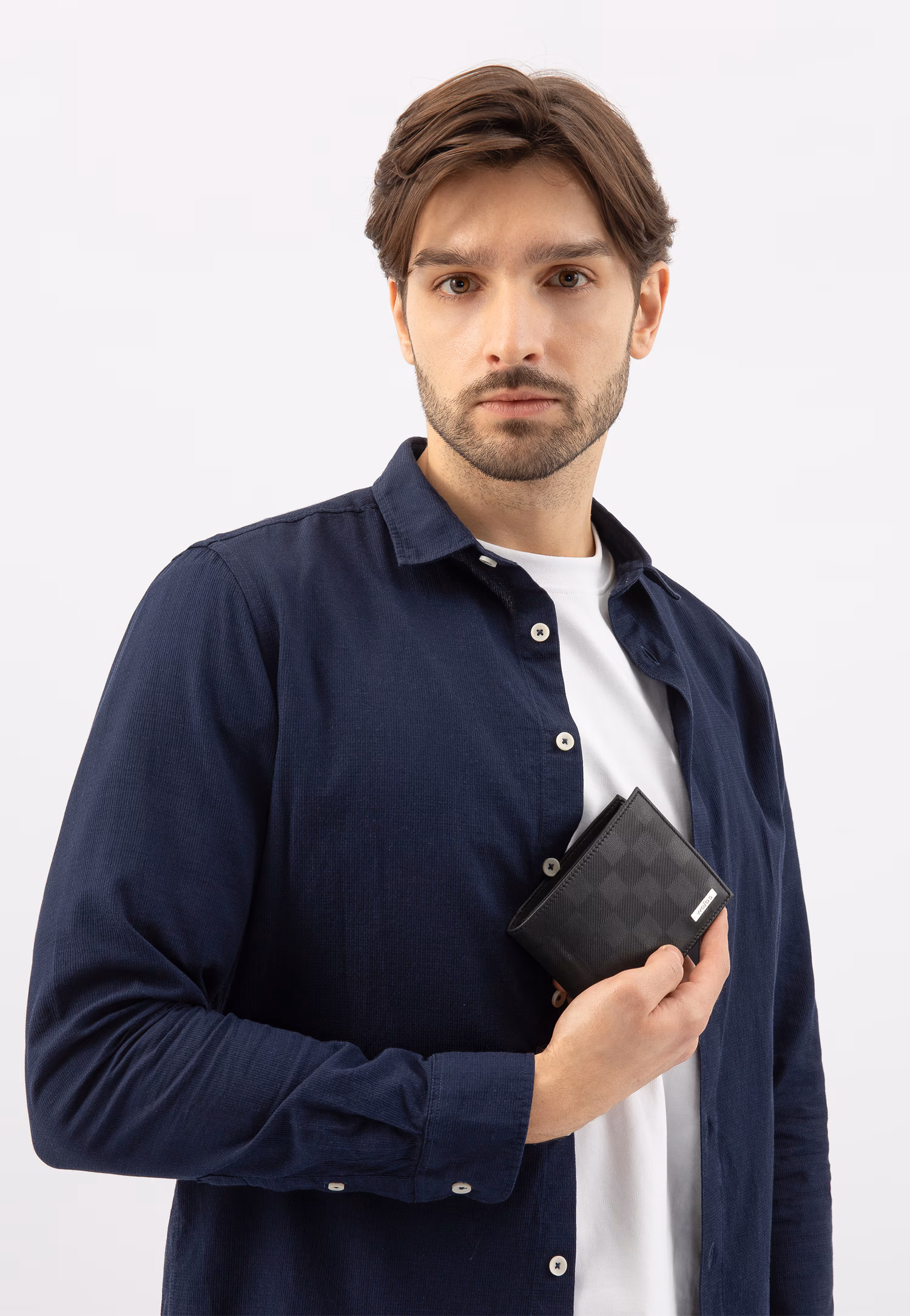 Czarny męski portfel z subtelnym wzorem