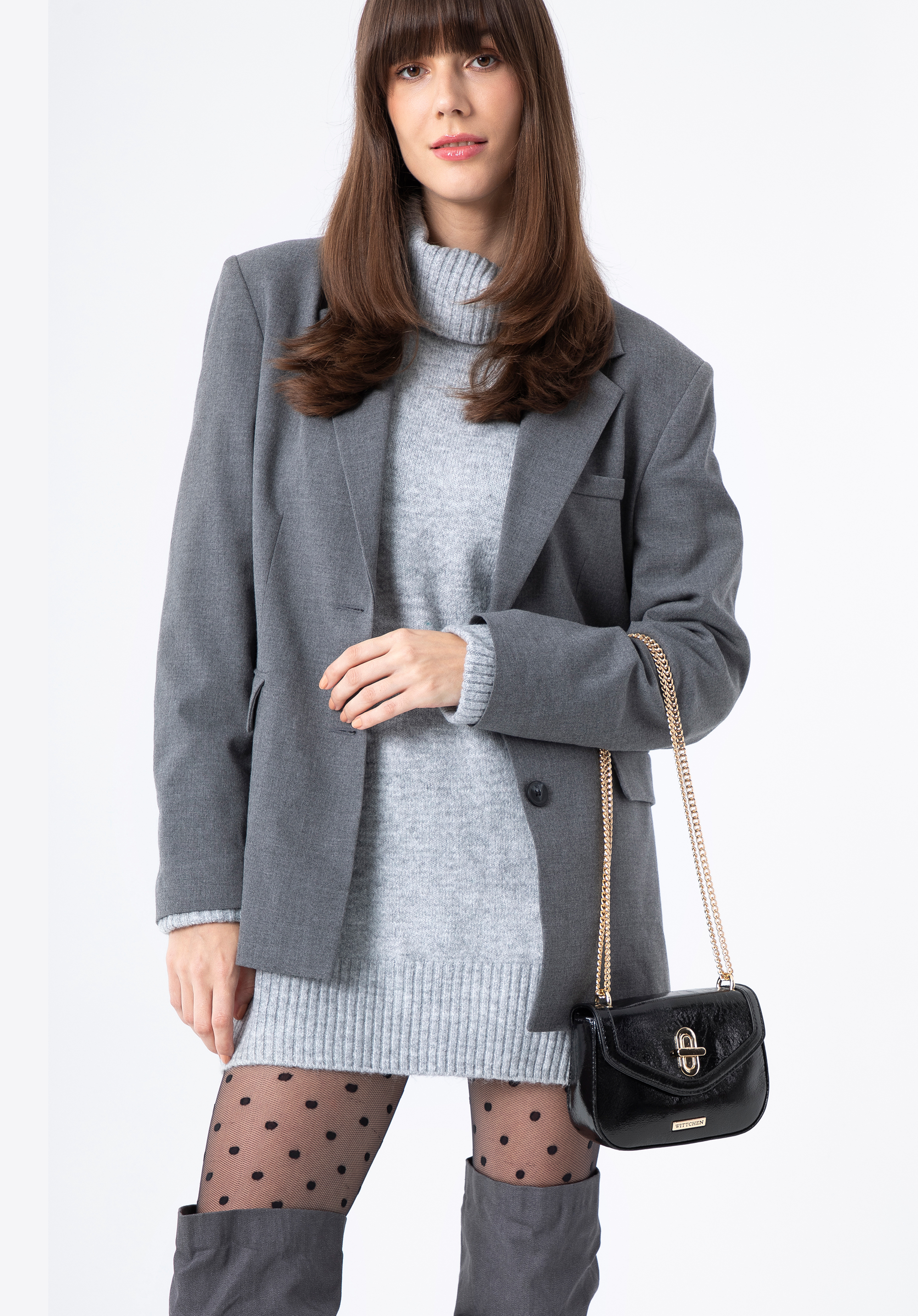 Damska minitorebka błyszcząca na łańcuszku