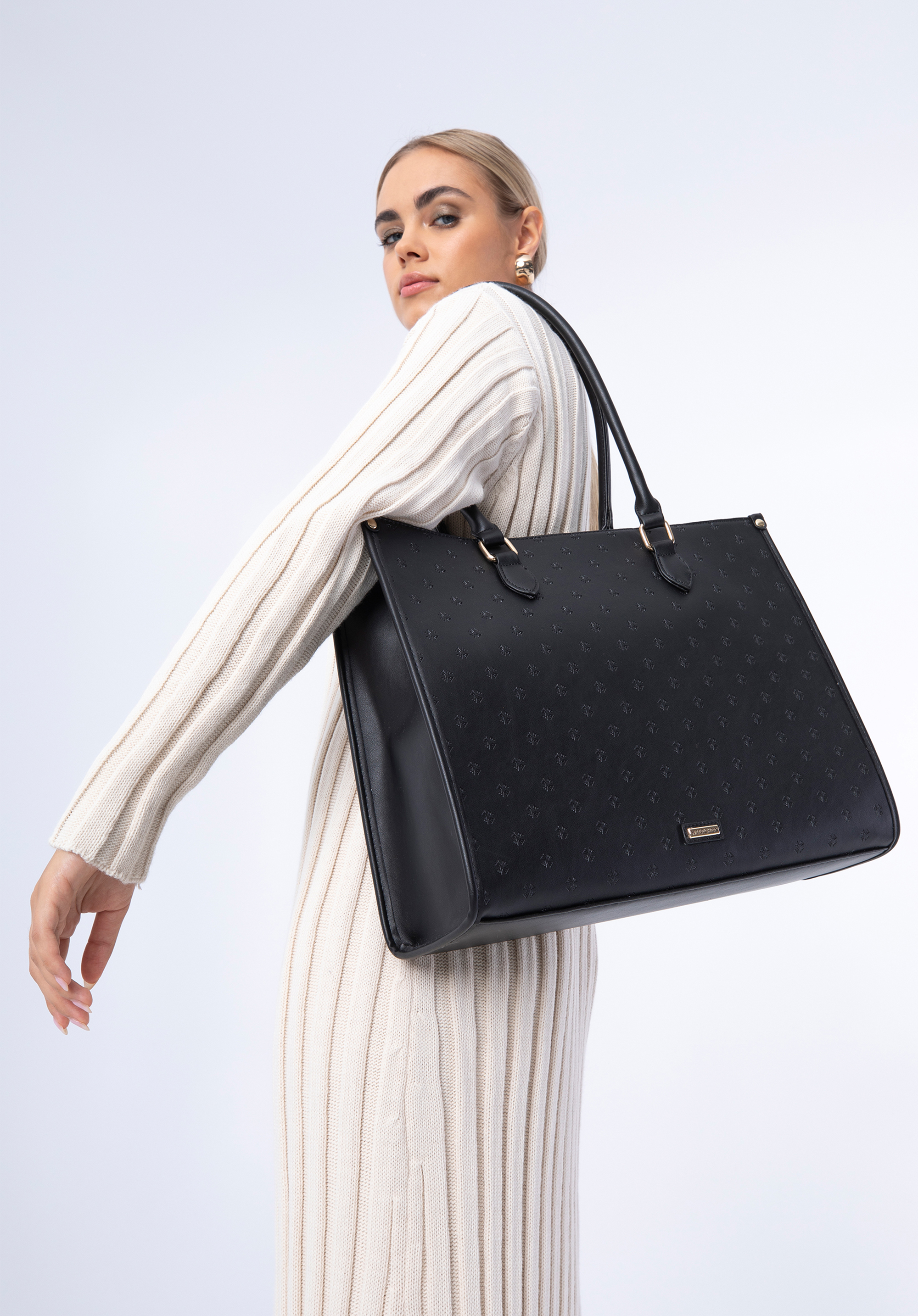 Torebka shopperka z ekoskóry tłoczona w monogram