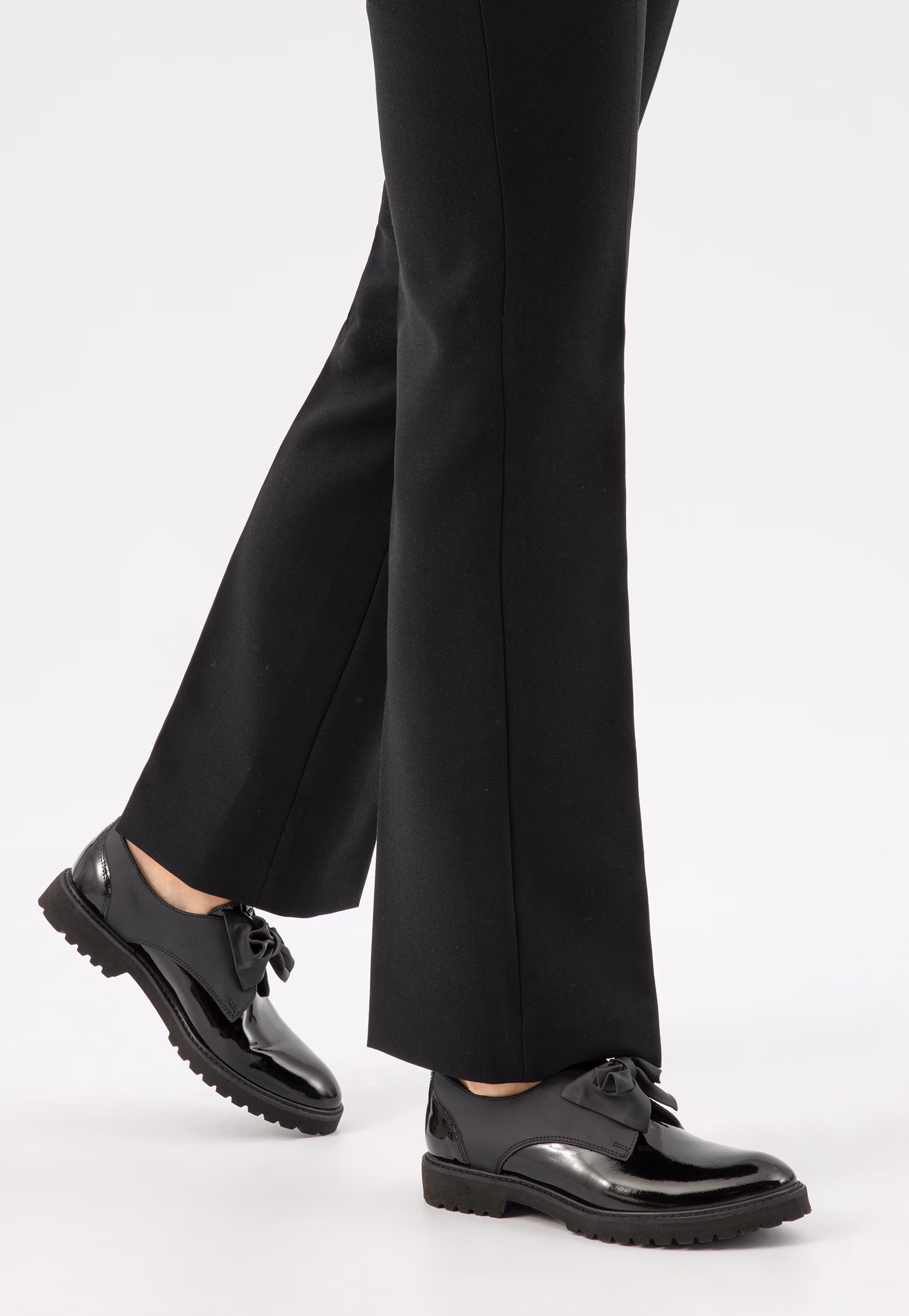 Czarne wsuwane półbuty damskie z lakierowanymi elementami