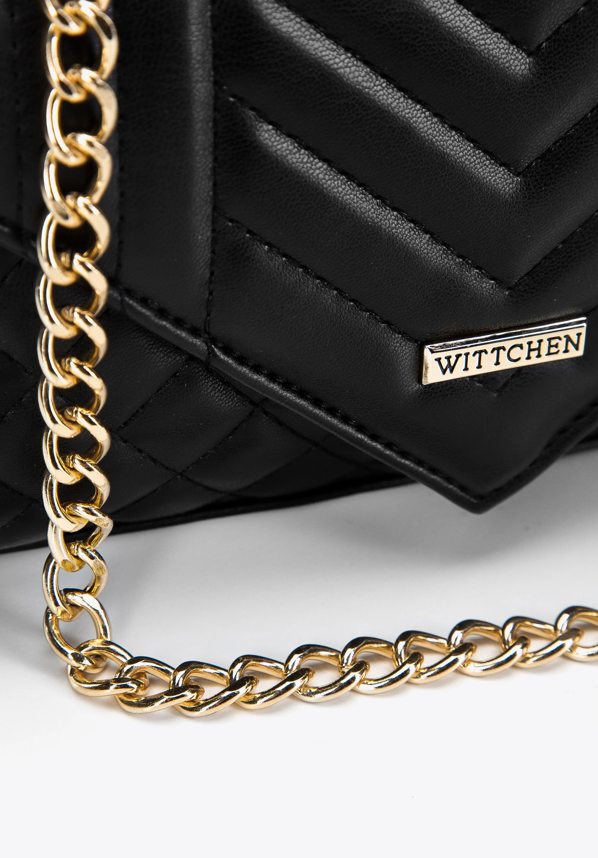 Damska minitorebka ozdobnie pikowana na łańcuszku