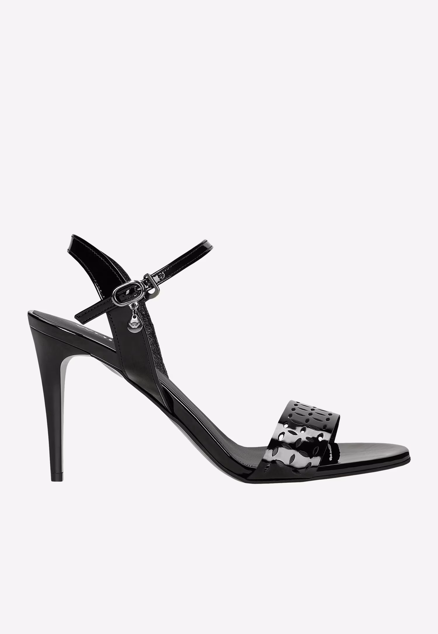 Czarne lakierowane sandały na szpilce z ażurowym paskiem