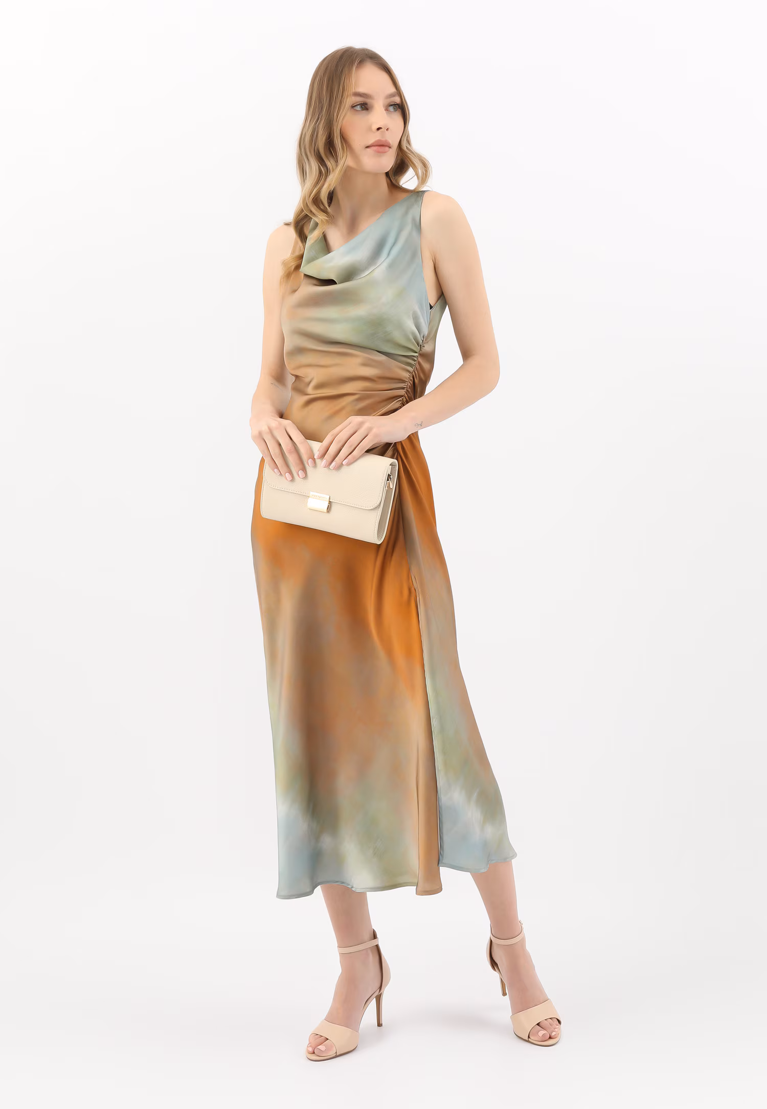 Jasnobeżowa wizytowa torebka skórzana ze złotymi elementami