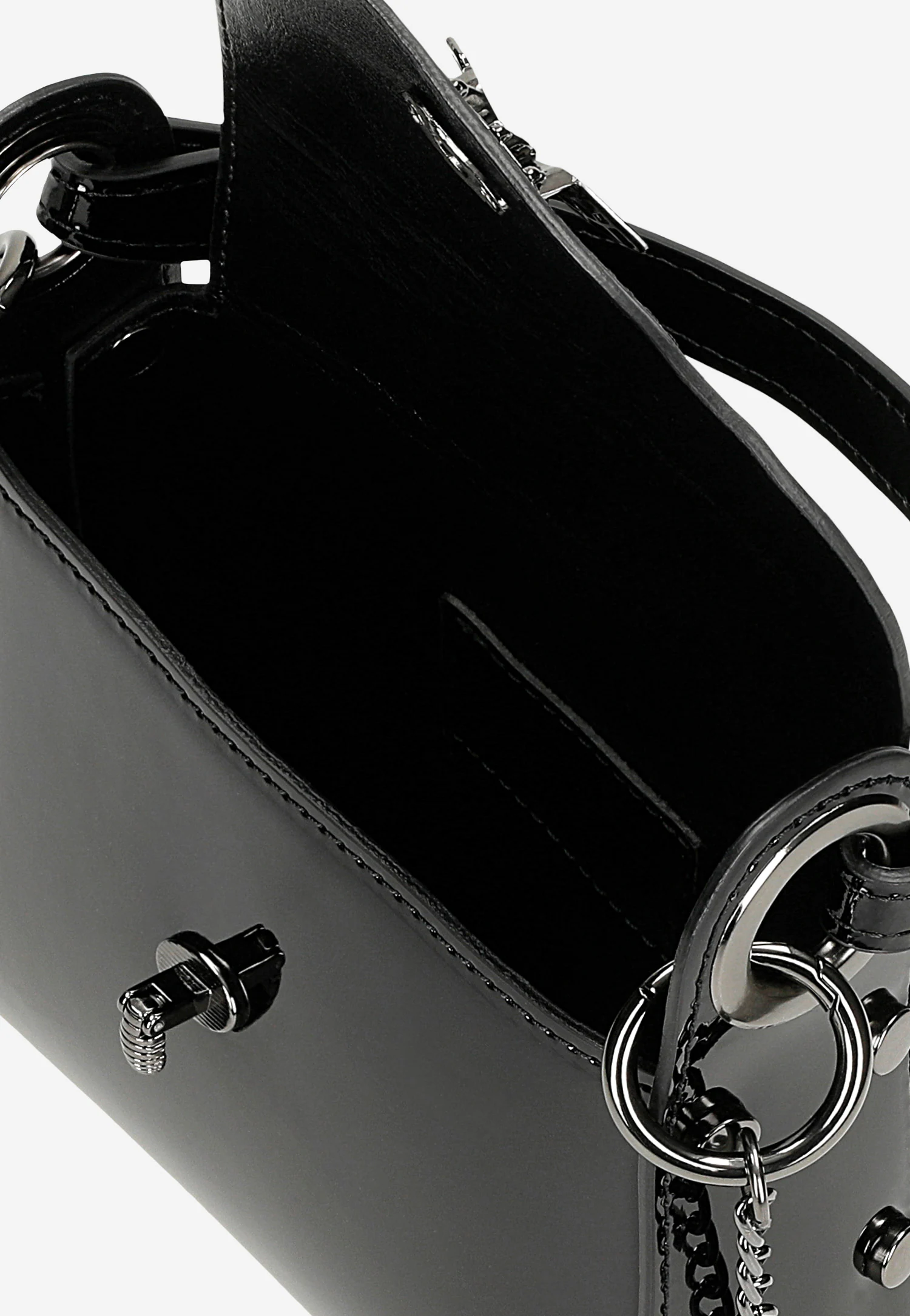 Czarna lakierowana torebka wizytowa z owadem