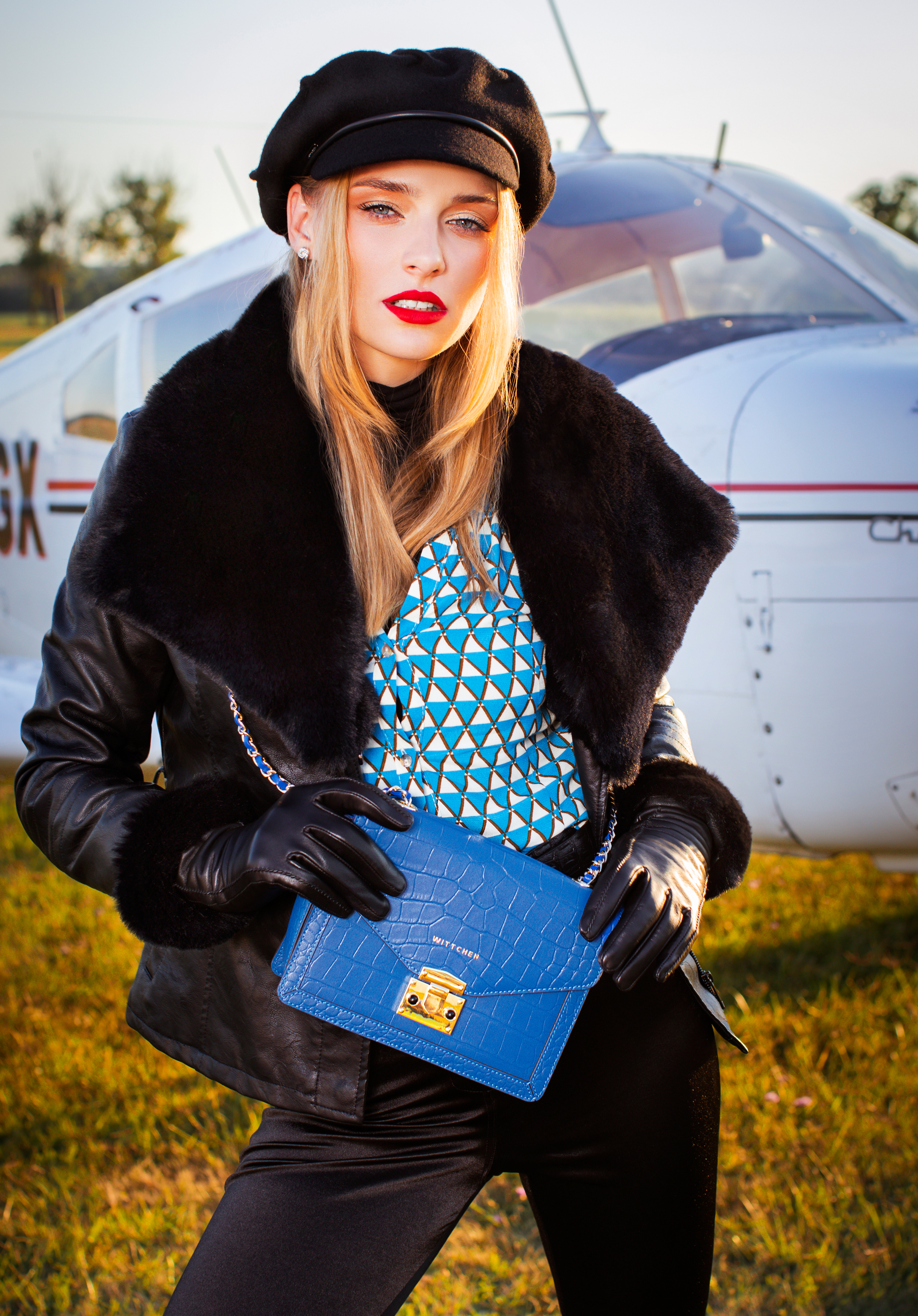 Damska listonoszka ze skóry croco z trójkątną klapą