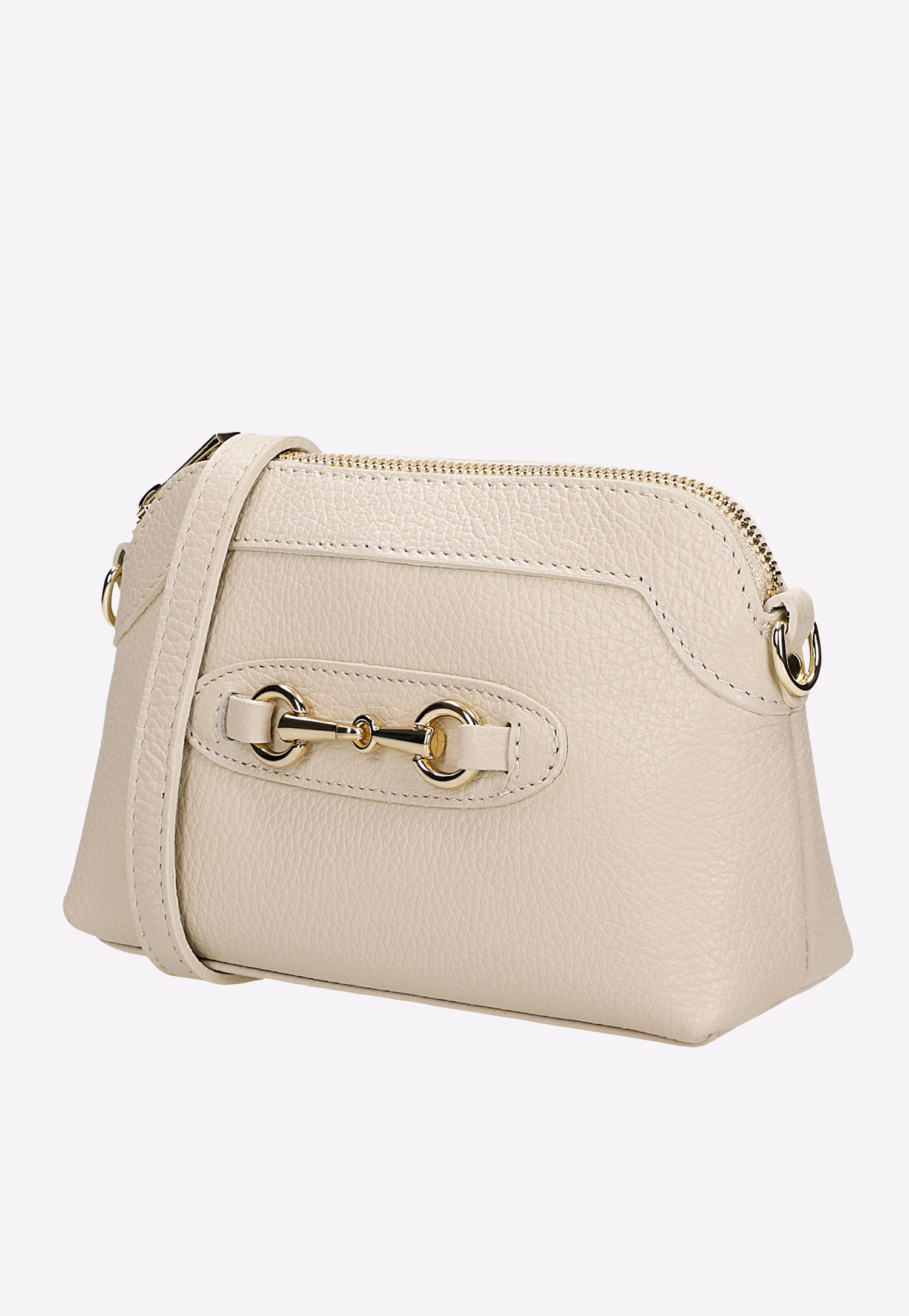 Mała czarna torebka wizytowa ze złotą ozdobą