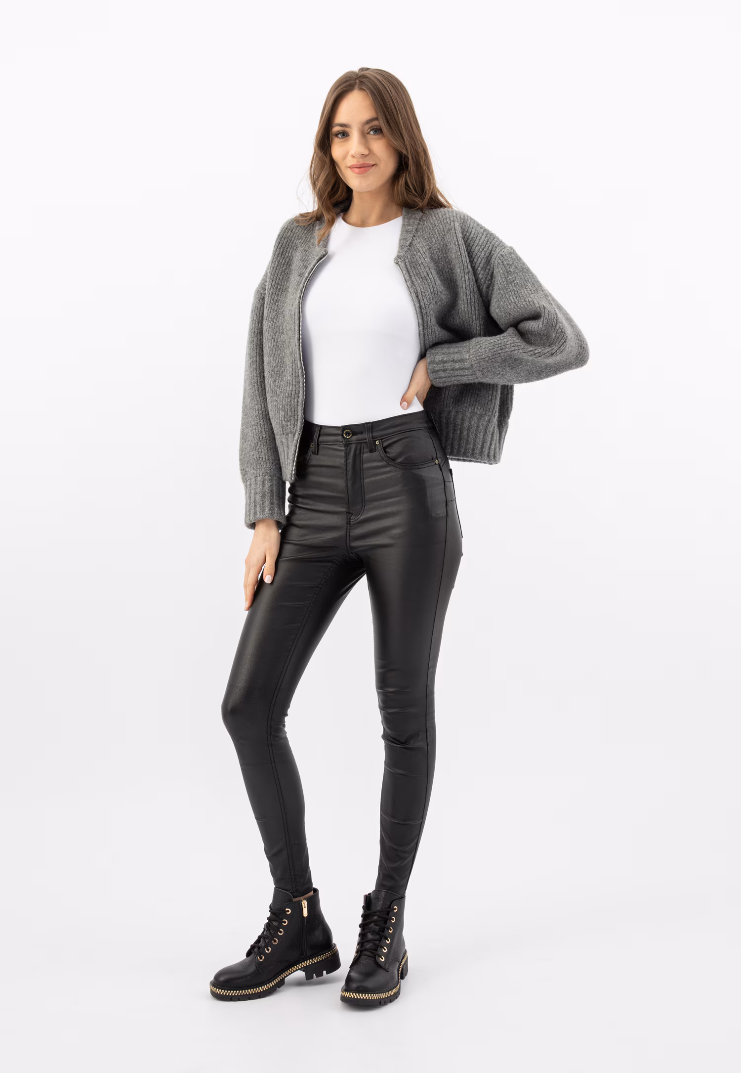 Czarne trzewiki damskie z ozdobnym złotym zamkiem na podeszwie