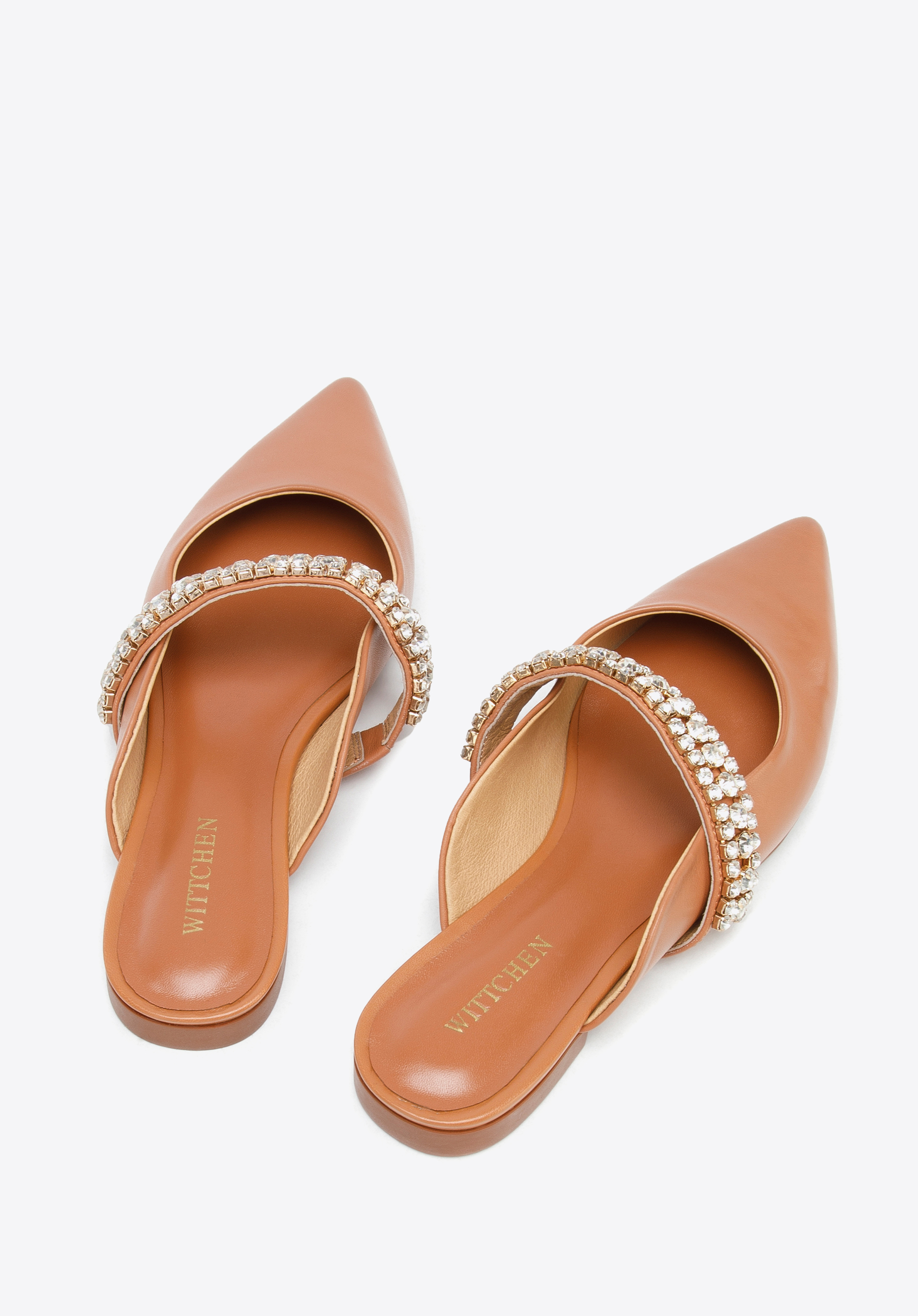 Damskie klapki skórzane z błyszczącym paskiem