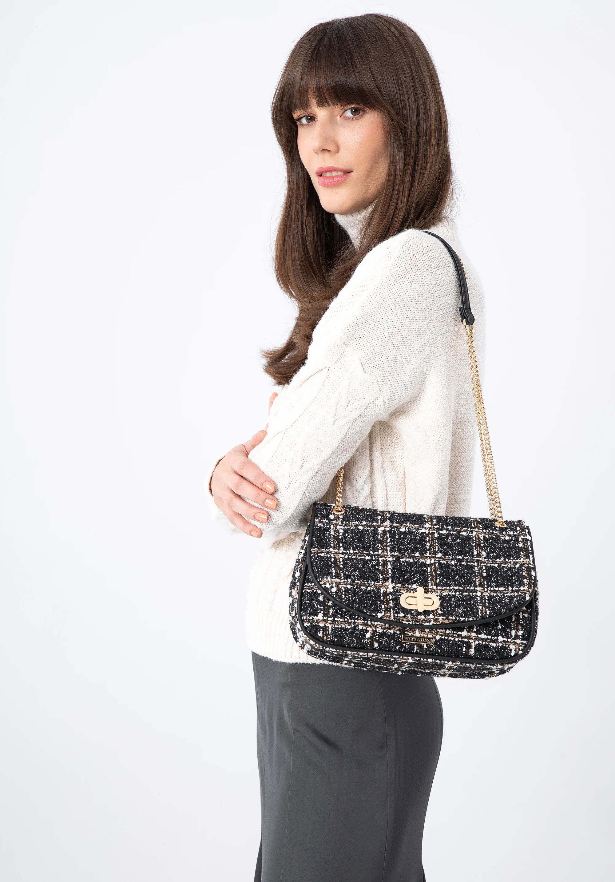 Damska listonoszka z tkaniny bouclé na łańcuszku