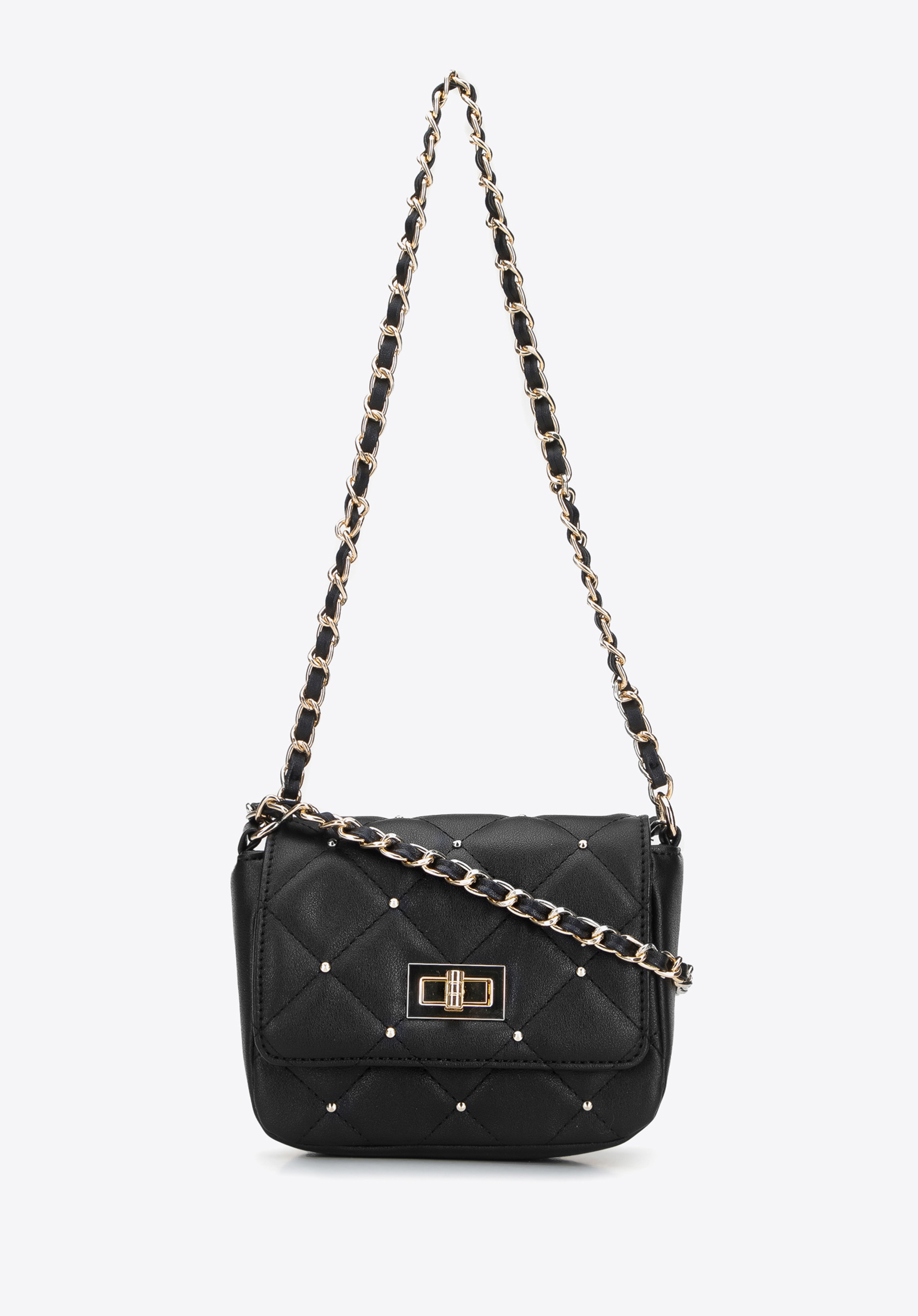 Minitorebka z pikowanej ekoskóry z nitami na łańcuszku