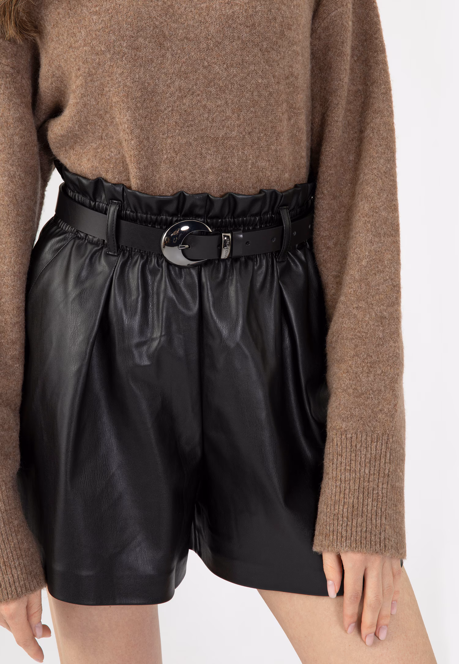 Czarny skórzany pasek damski z oryginalną klamrą