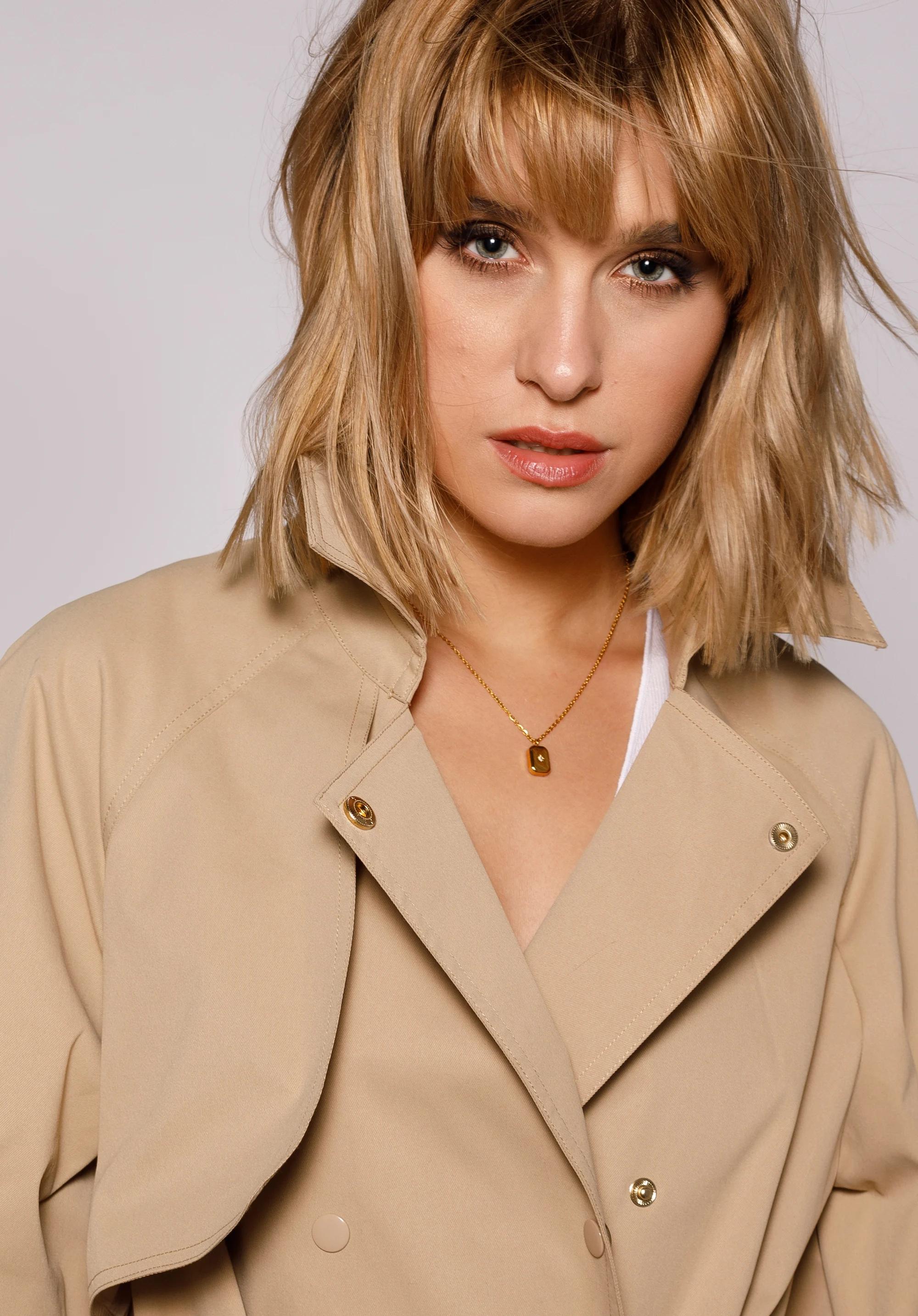 Damski trencz dwurzędowy krótki