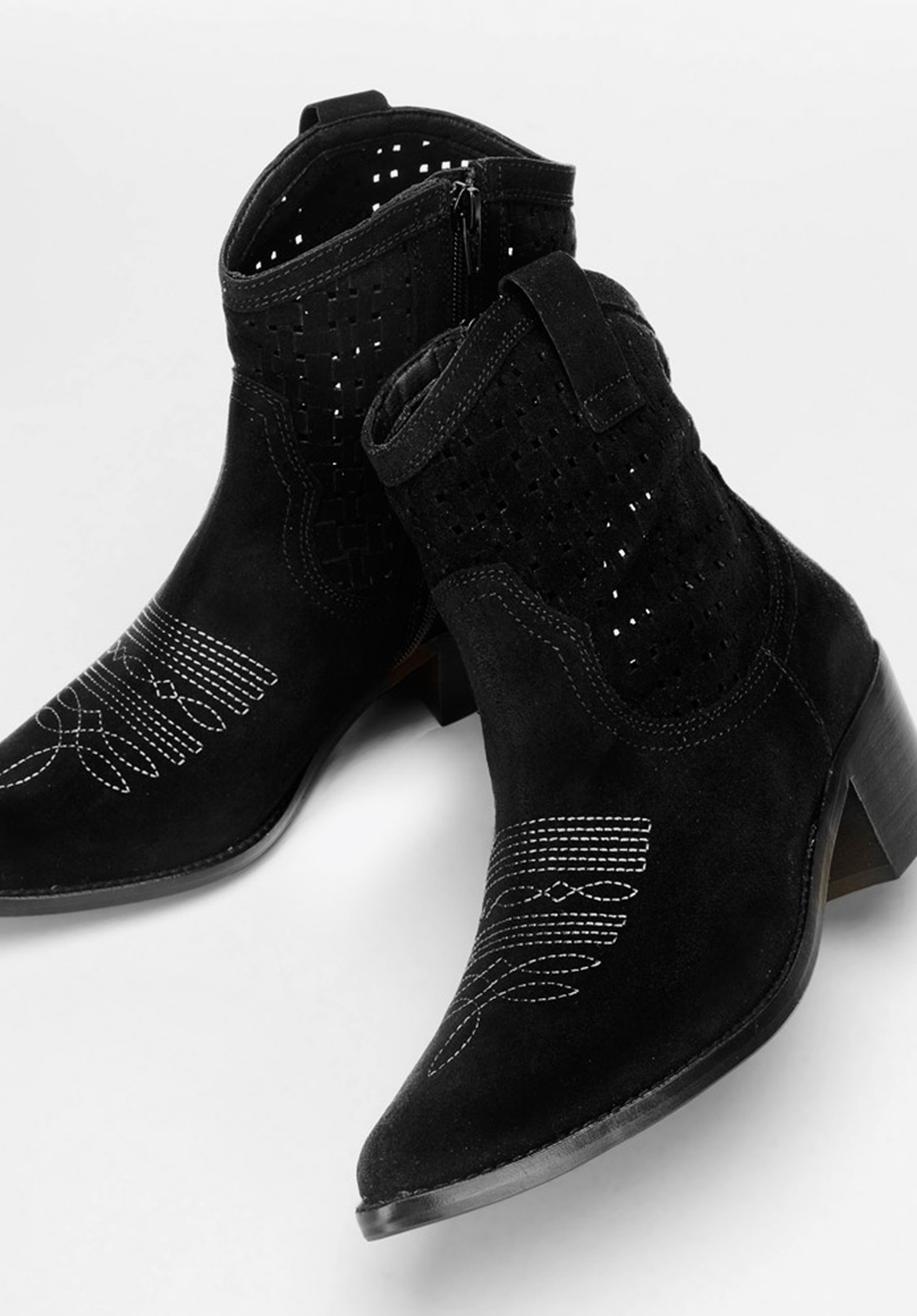 Kowbojki z ażurowego zamszu z haftem