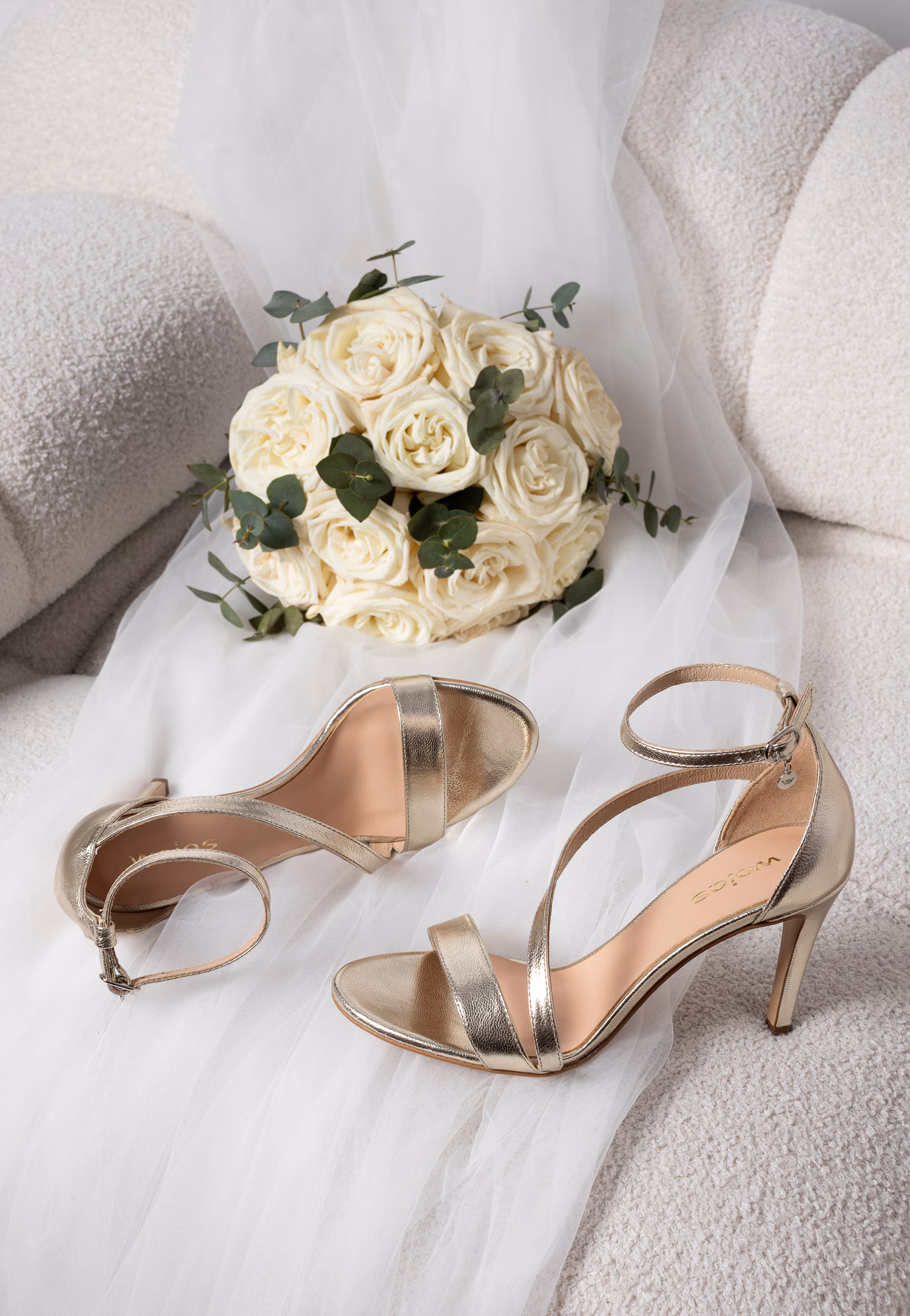 Eleganckie złote sandały na szpilce z ozdobnym paskiem