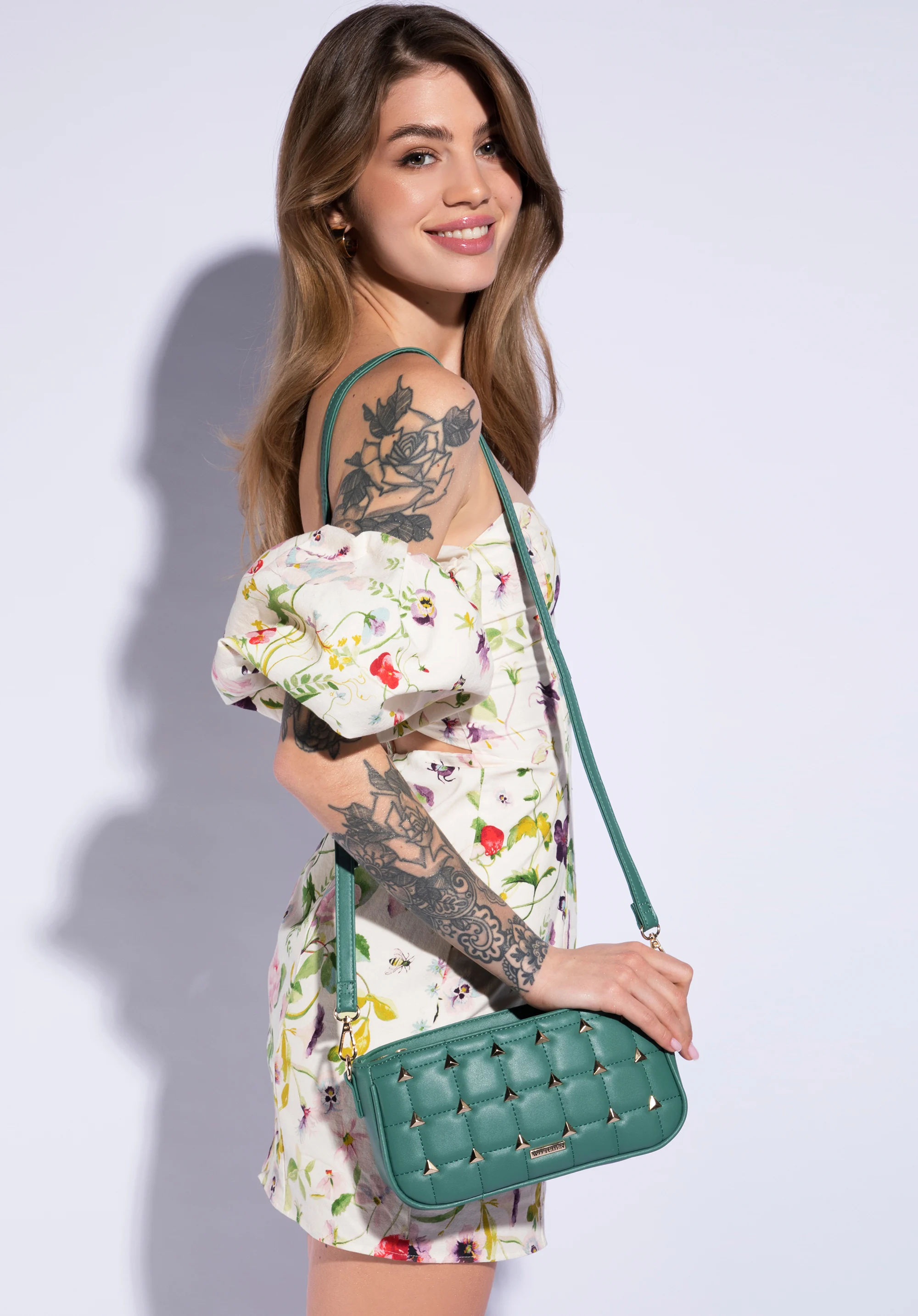 Damska listonoszka z ekoskóry z trójkątnymi ćwiekami