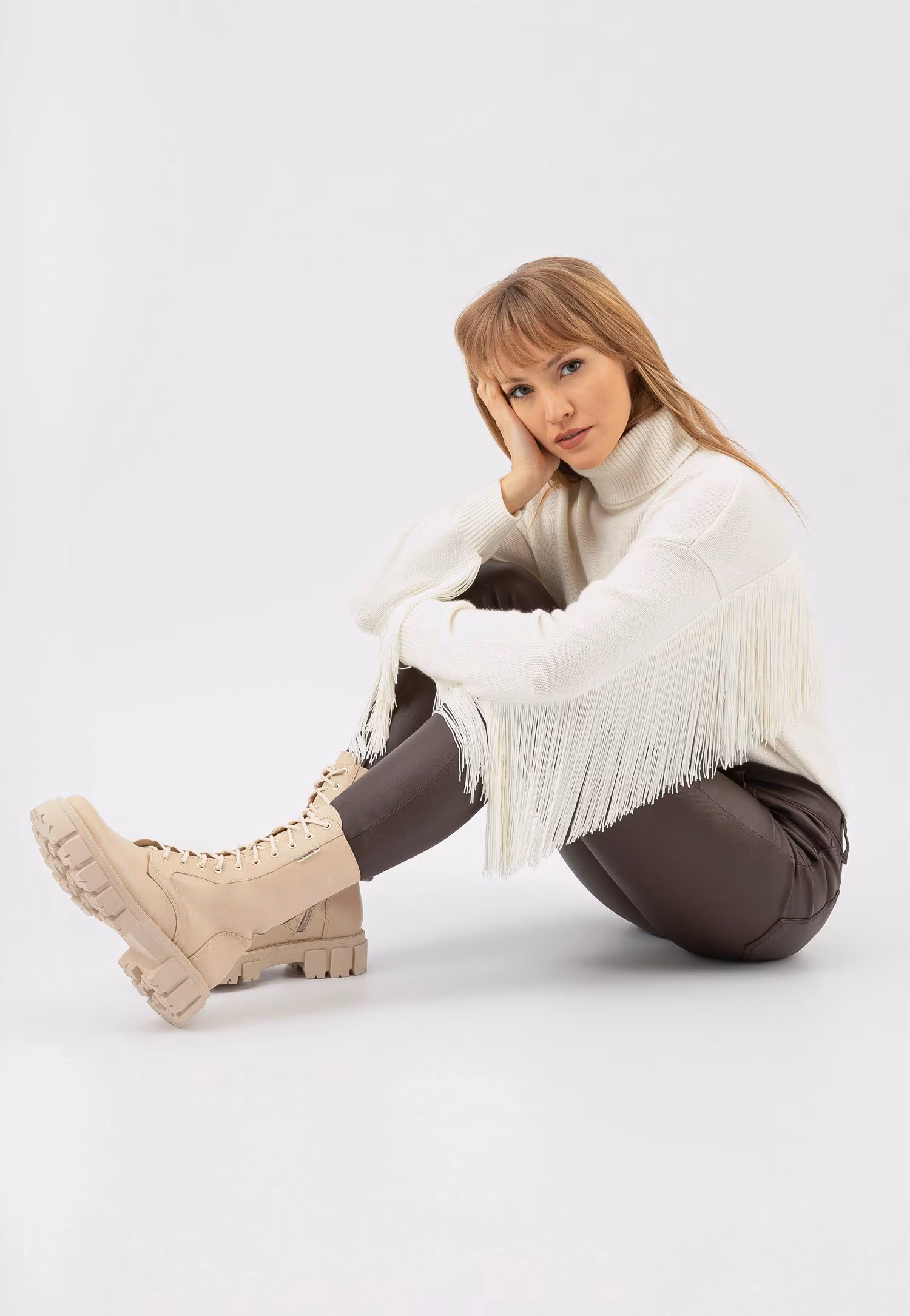 Wysokie beżowe trzewiki damskie typu bikery