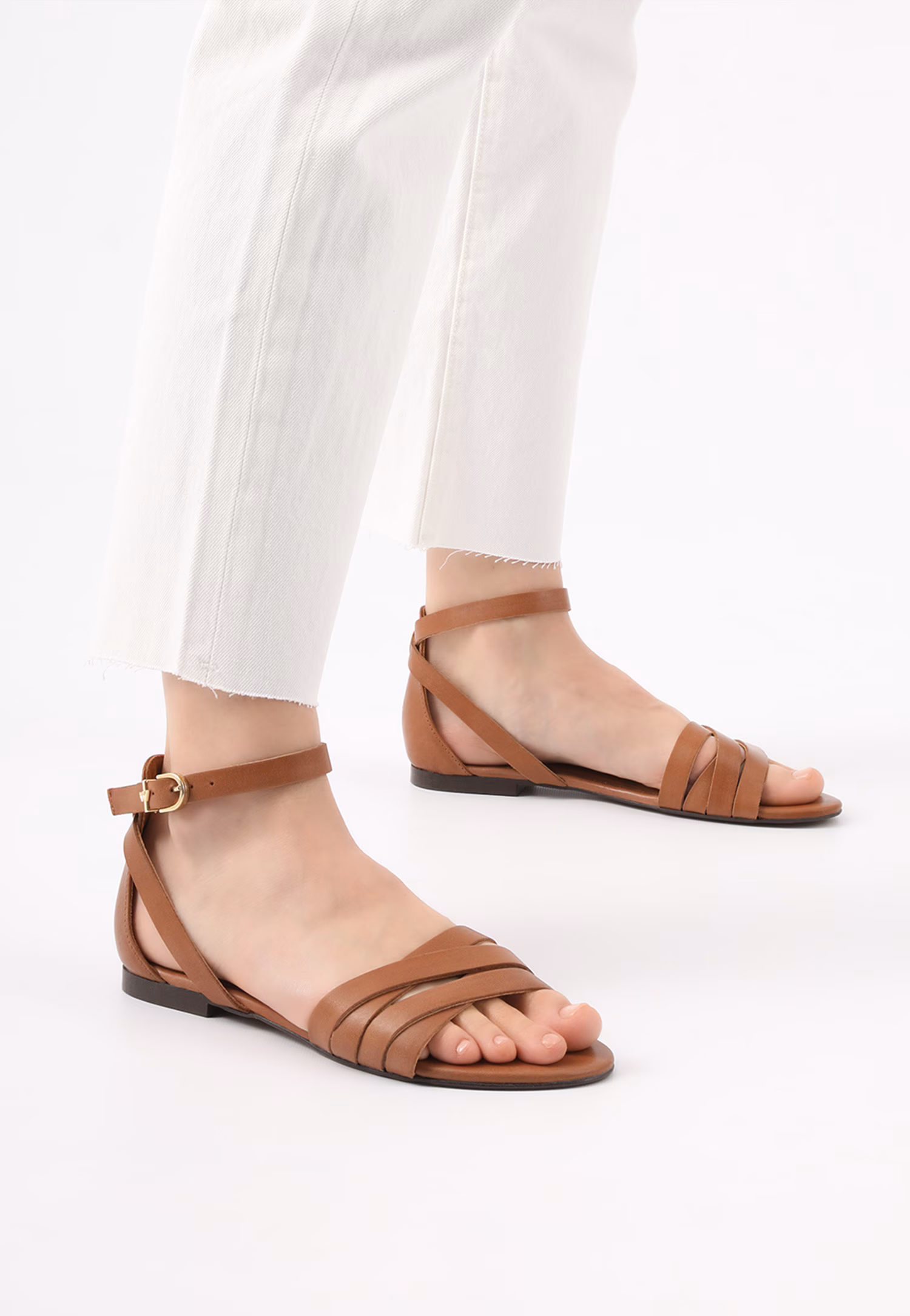 Złote sandały damskie z tłoczonym wzorem