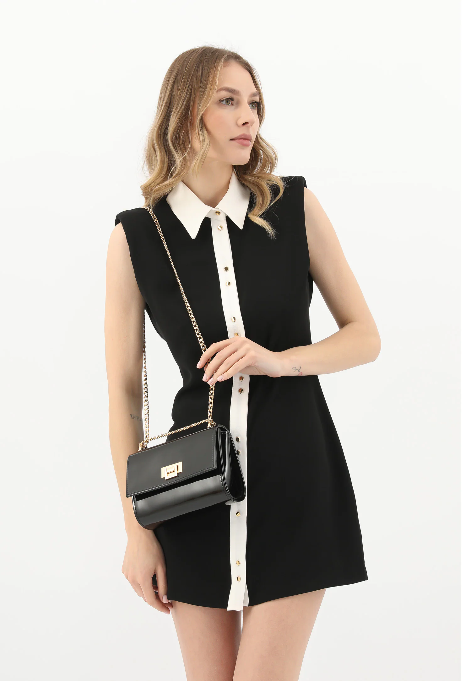 Czarna lakierowana torebka ze złotym łańcuchem