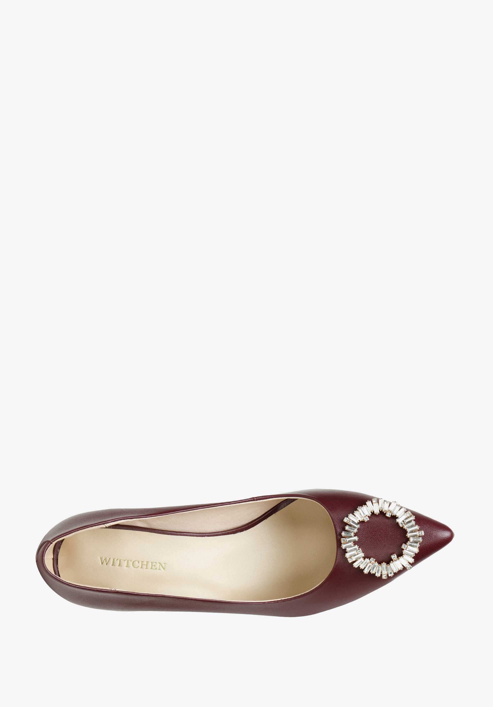 Szpilki skórzane z okrągłą błyszczącą klamrą