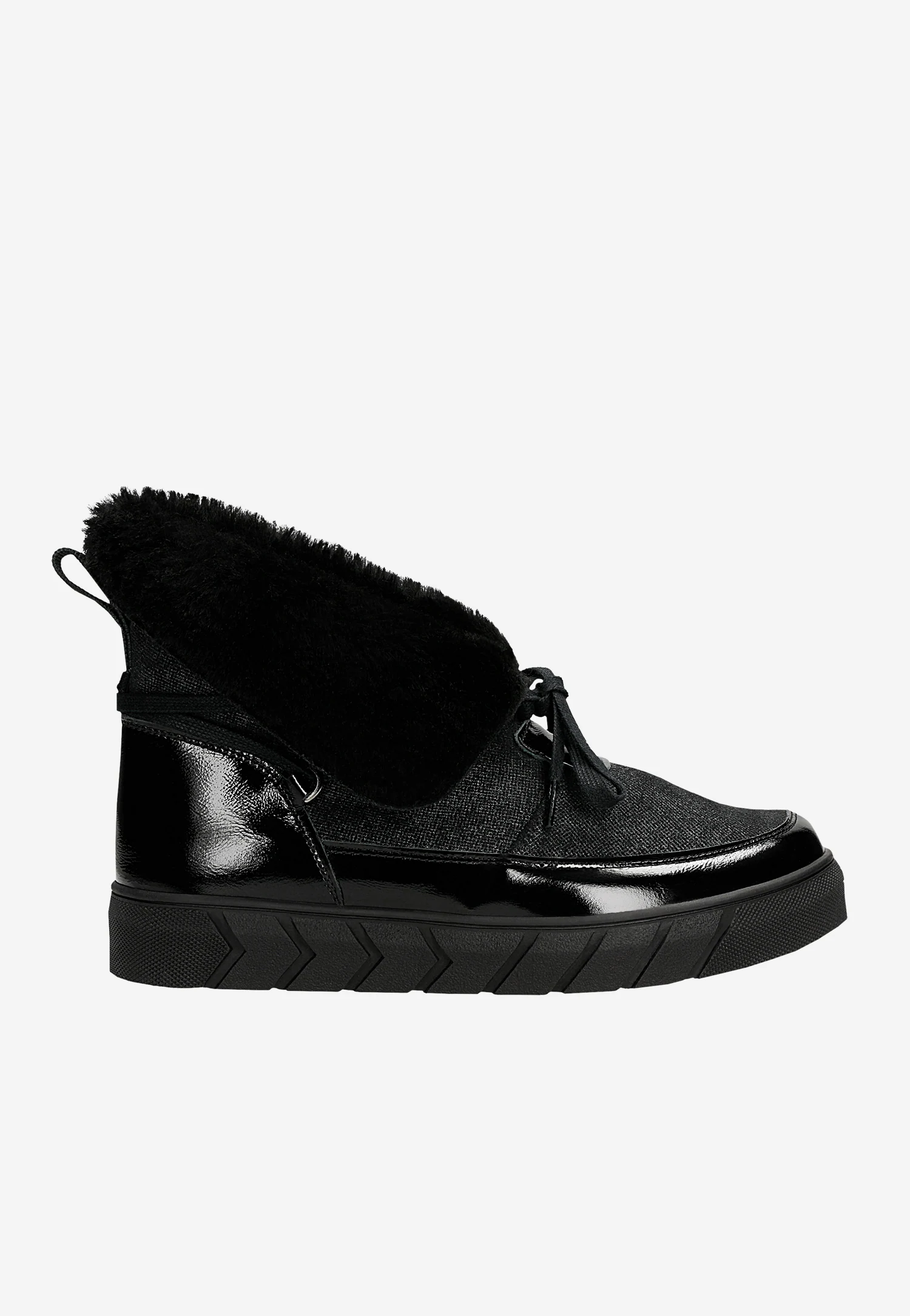 Czarne futerkowe śniegowce RELAKS z lakierowanymi elementami