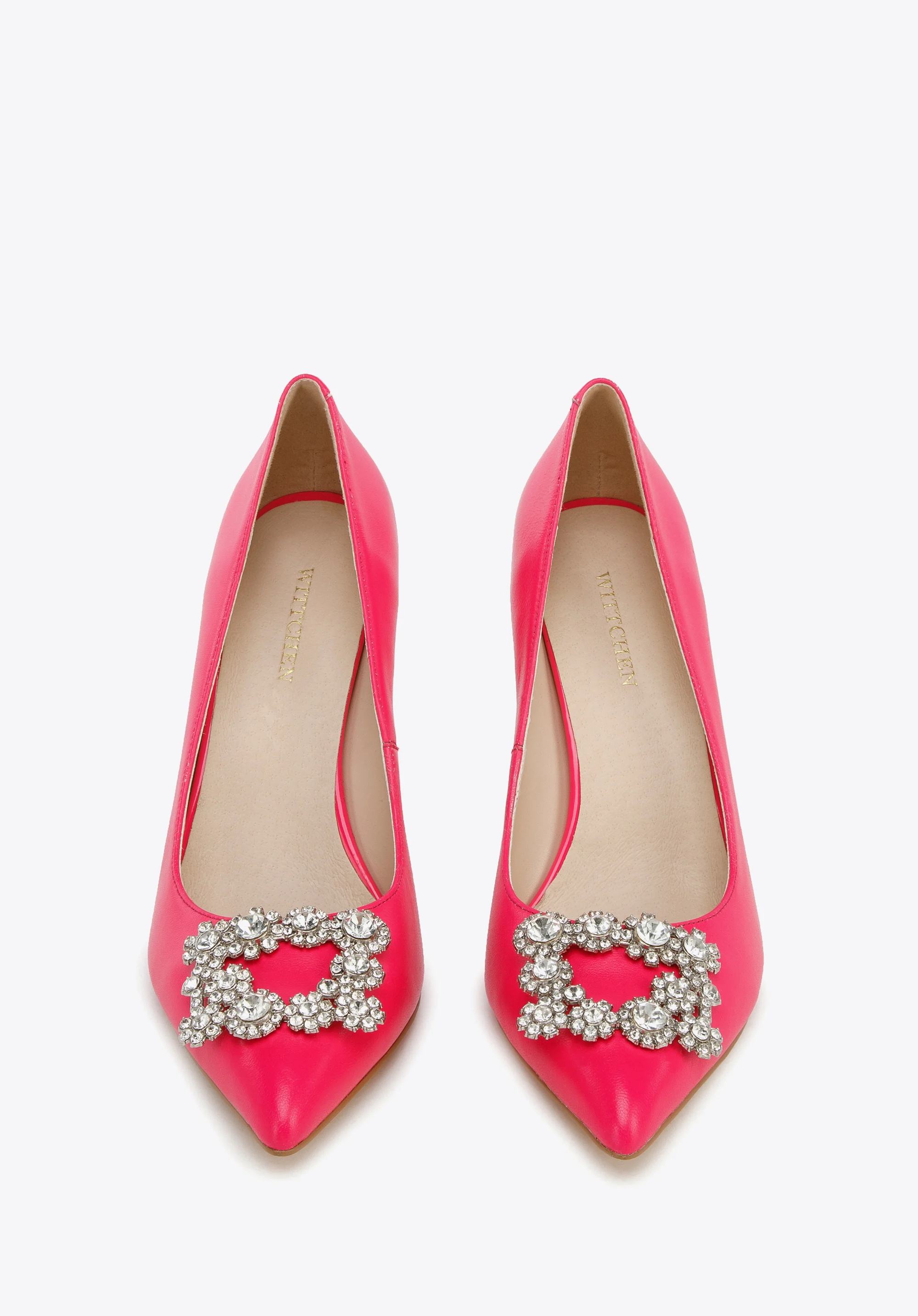 Szpilki skórzane z błyszczącą klamrą