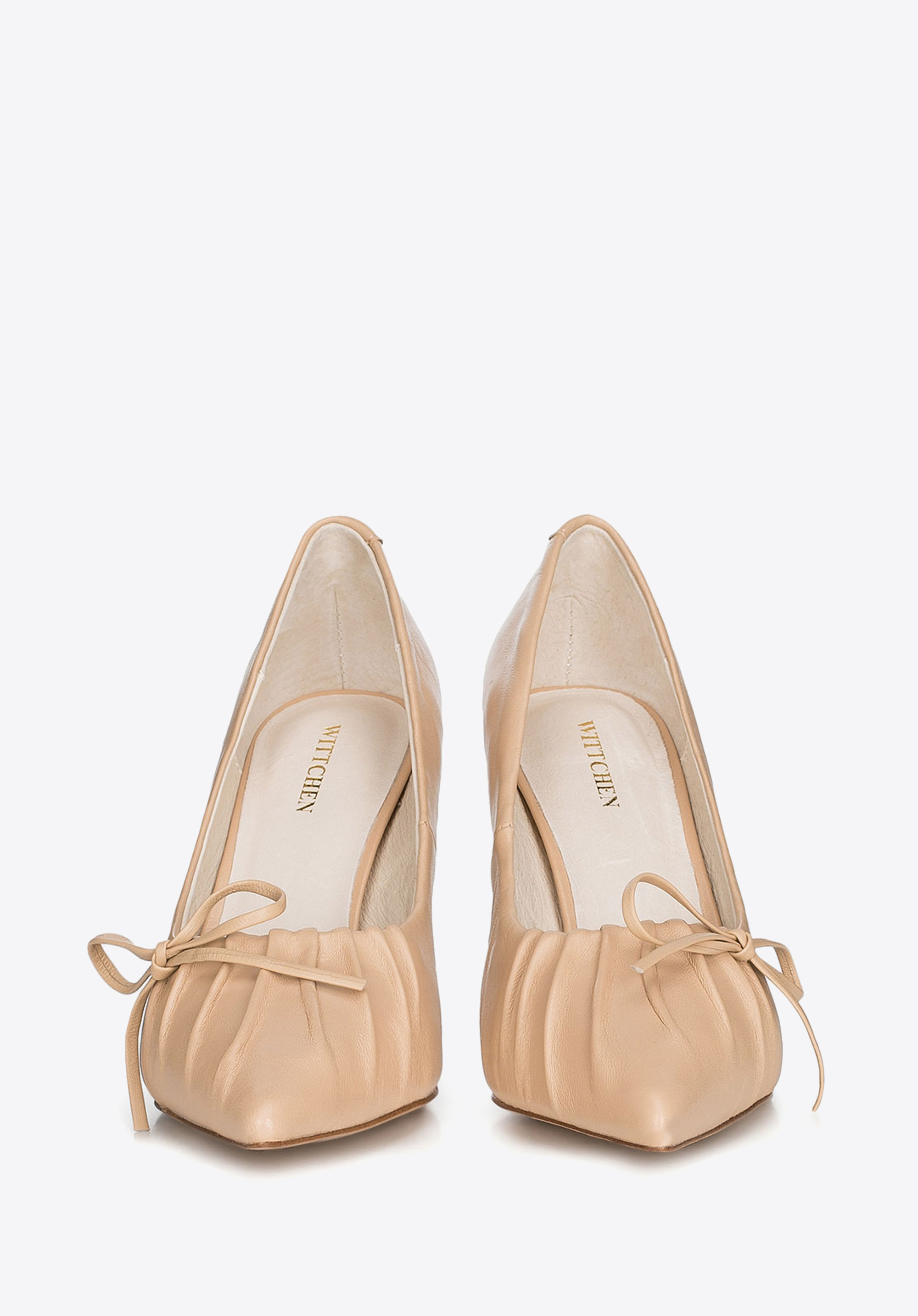 Szpilki skórzane z marszczonym przodem