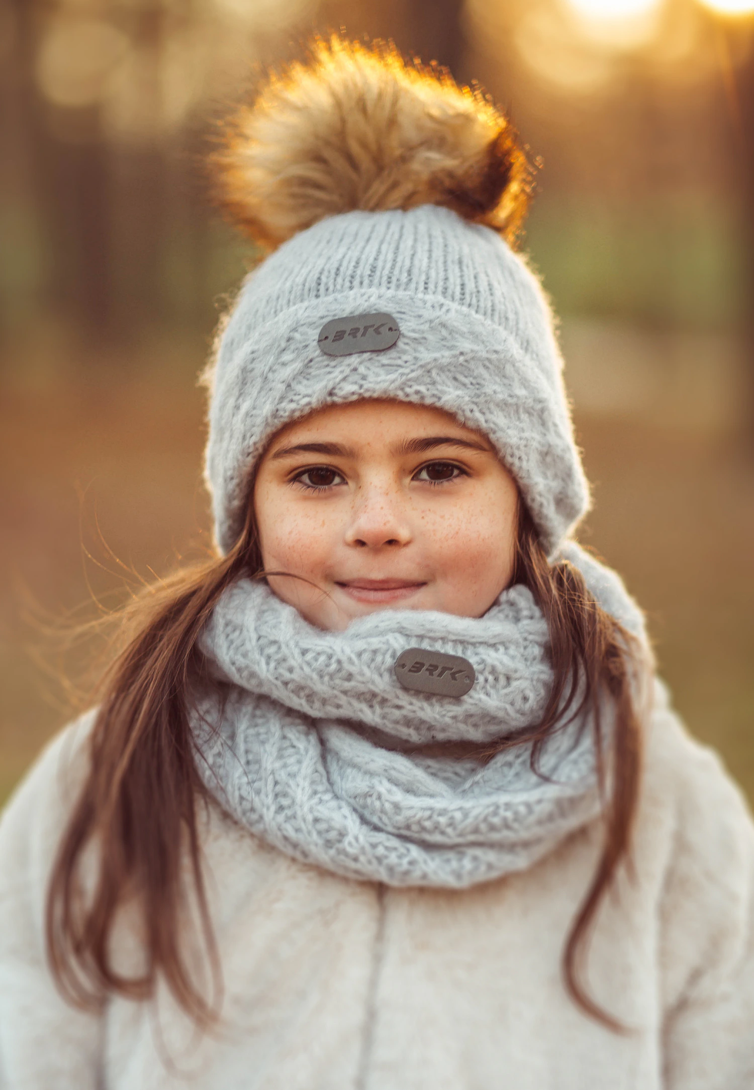 Jasnobeżowy komplet BARTEK 8560284 czapka + komin z wełną merino