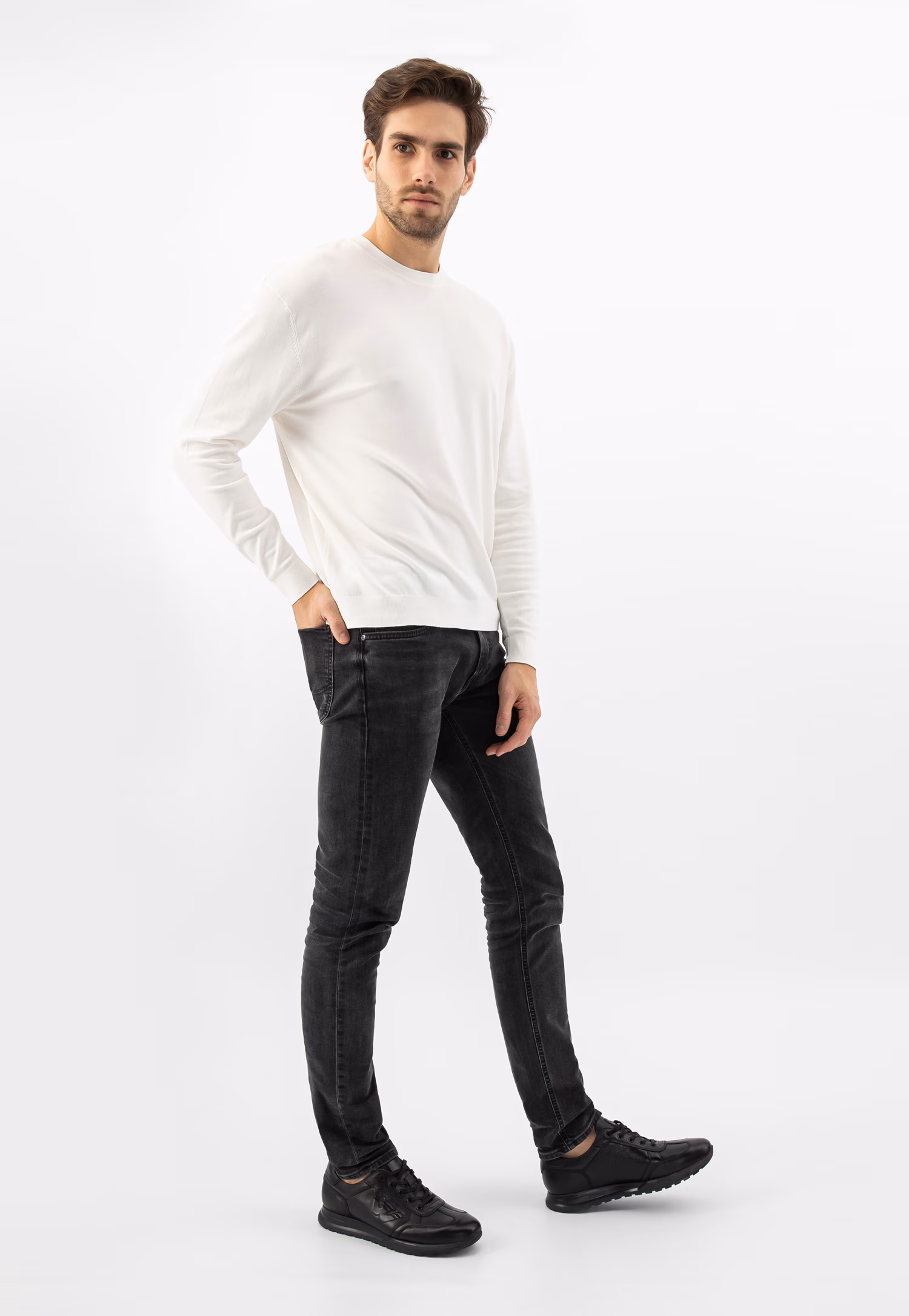 Czarne sneakersy męskie z tłoczonym logo