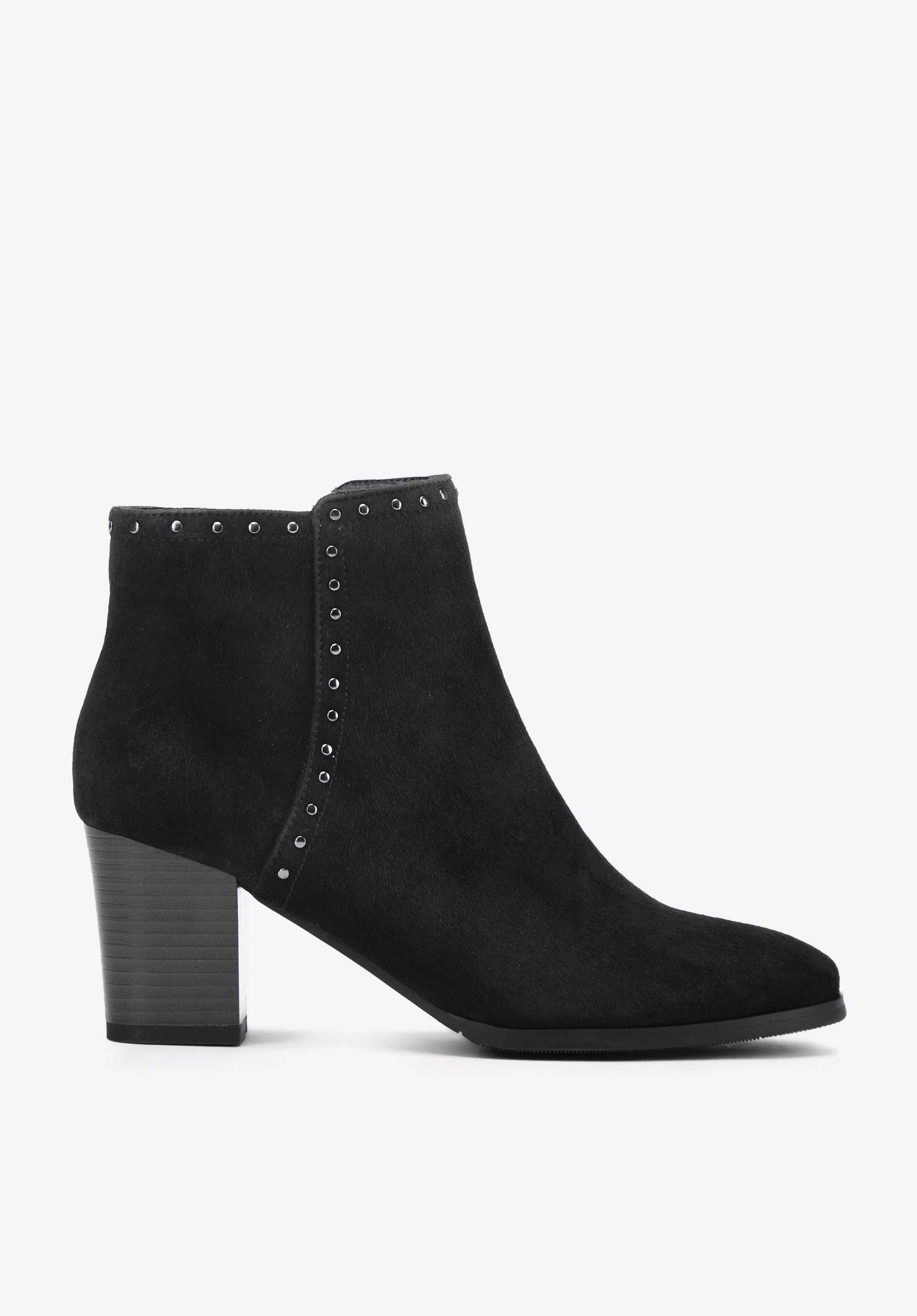 Botki zamszowe na słupku z nitami