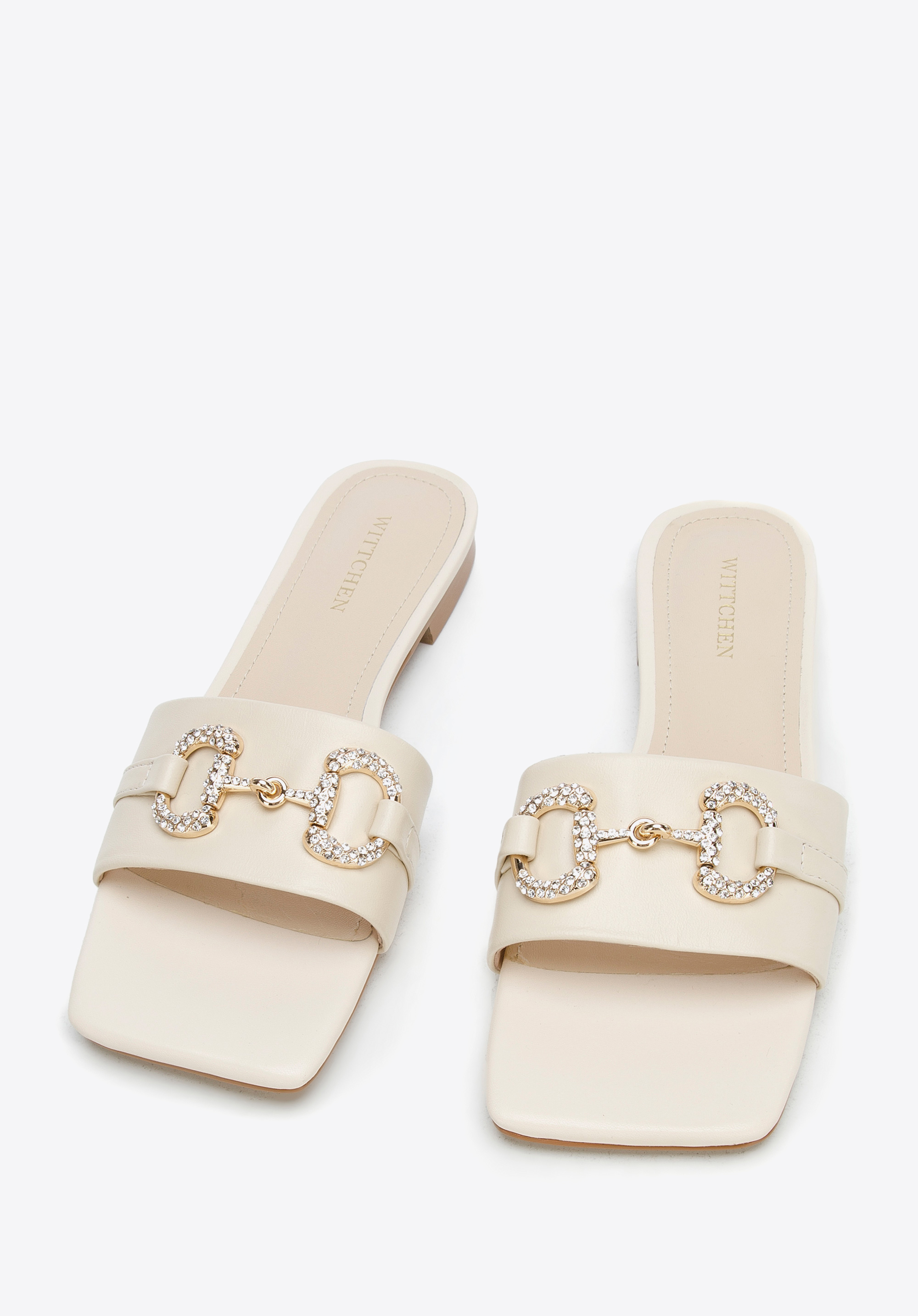 Damskie klapki skórzane z połyskującą klamrą