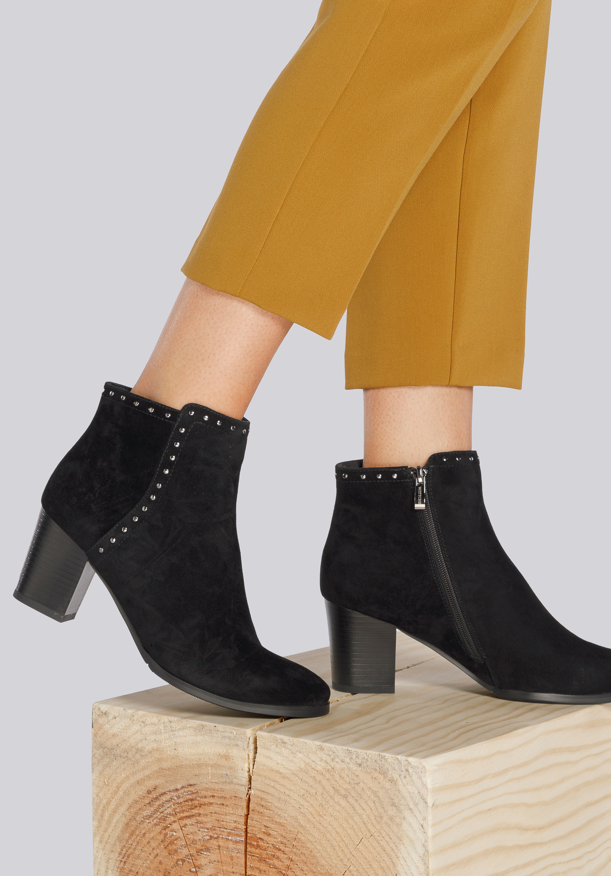 Botki zamszowe na słupku z nitami