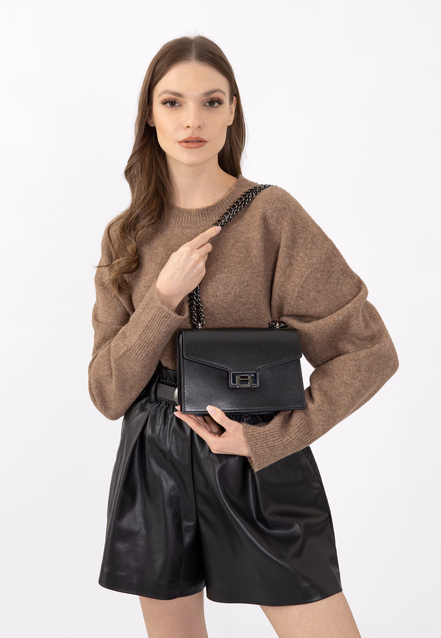 Czarna skórzana torebka damska z metalowym łańcuchem