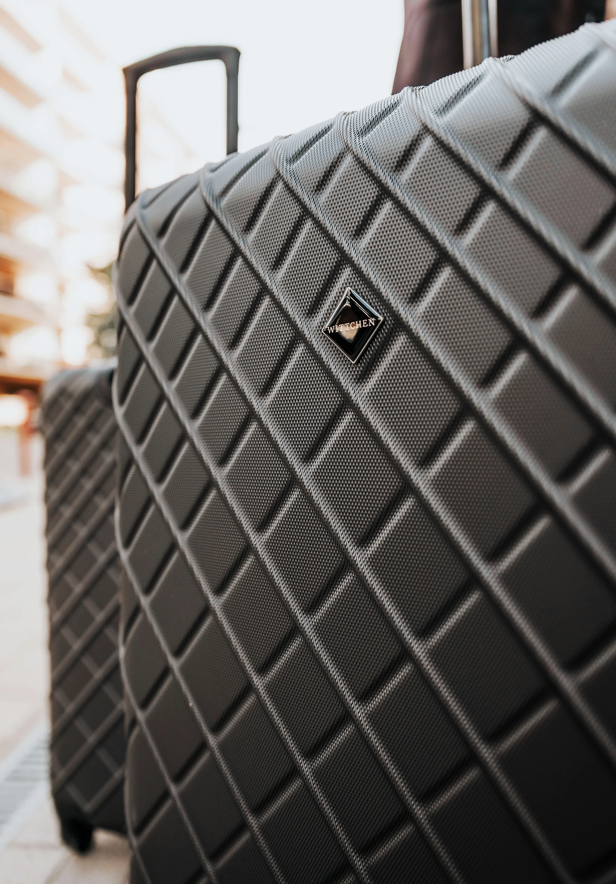 Średnia walizka z ABS-u w ukośną kratkę