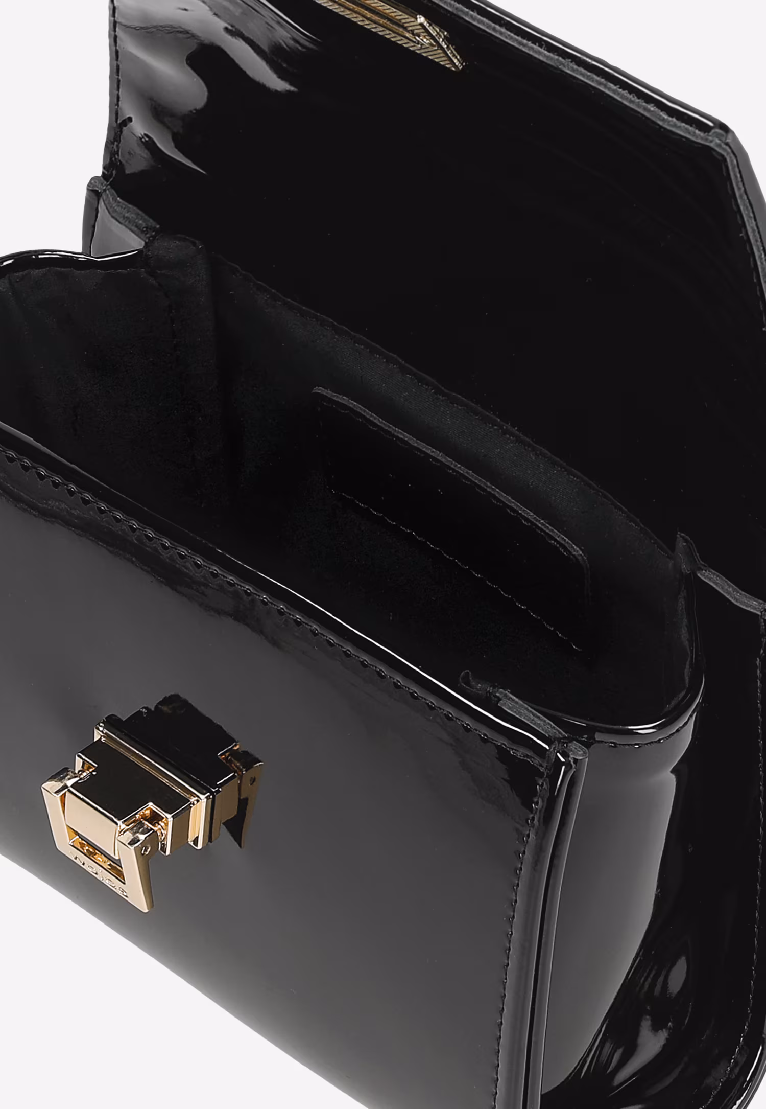 Czarna lakierowana torebka ze złotym łańcuchem