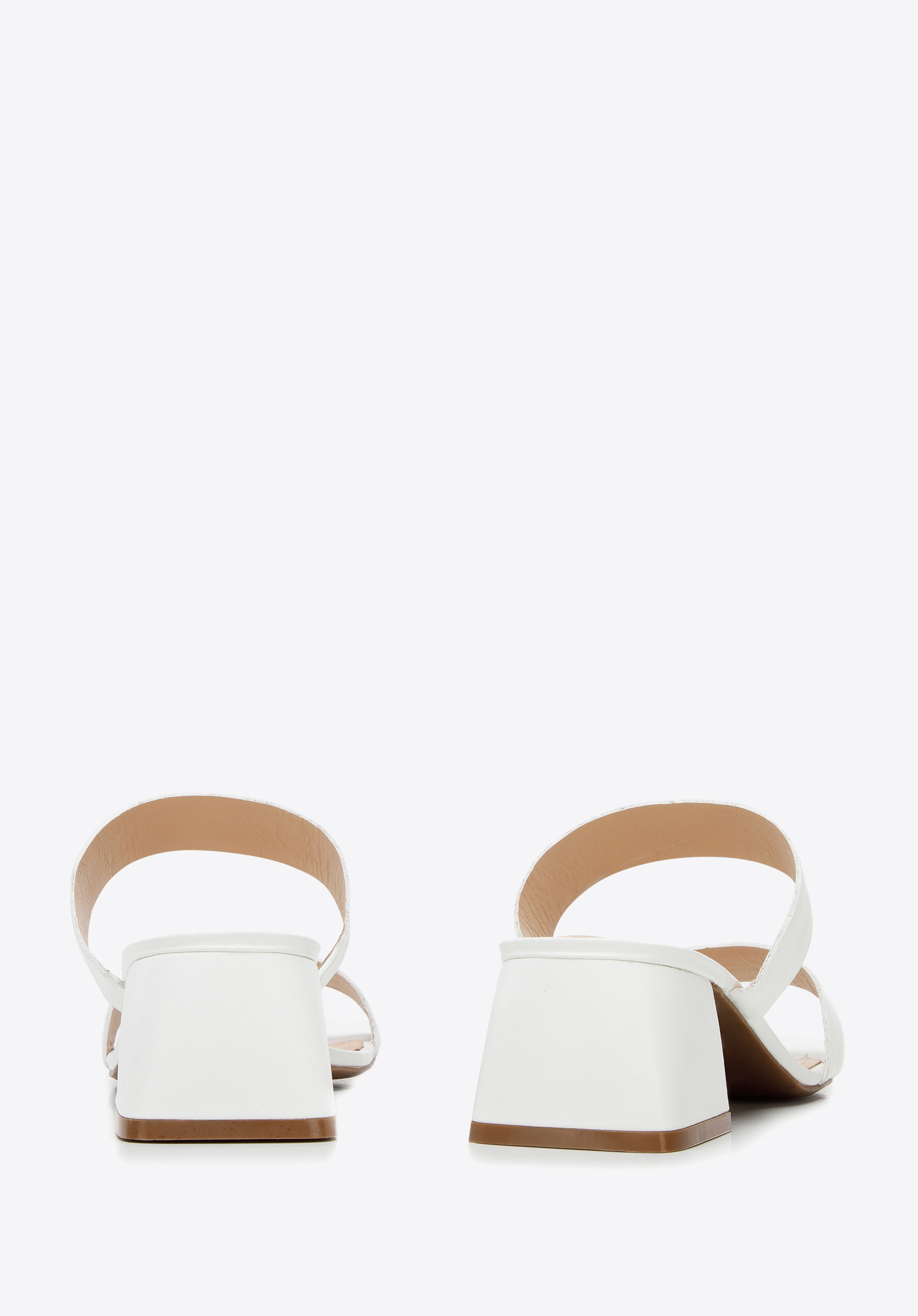 Damskie klapki skórzane z cienkimi paskami