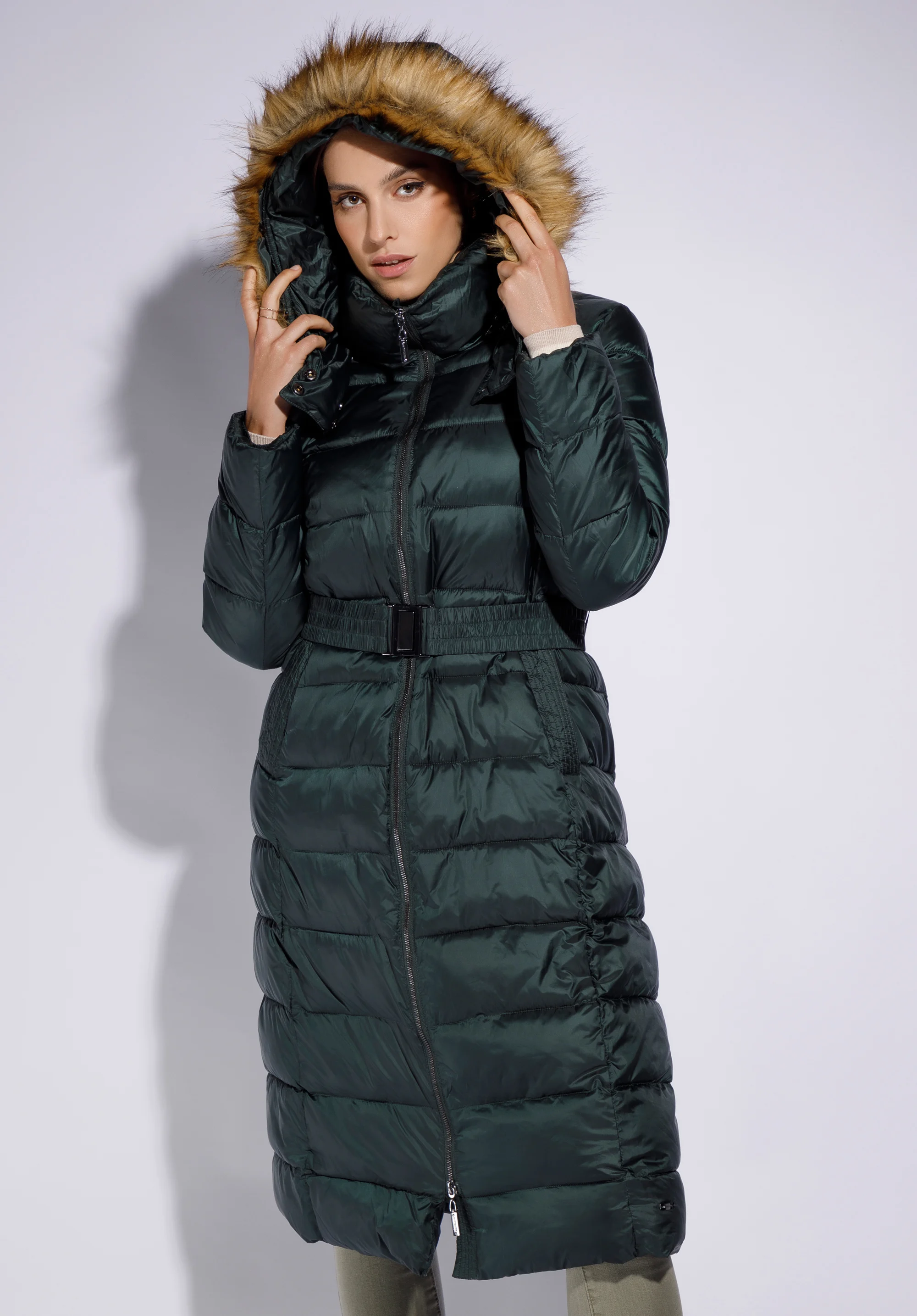 Damski płaszcz zimowy pikowany z kapturem