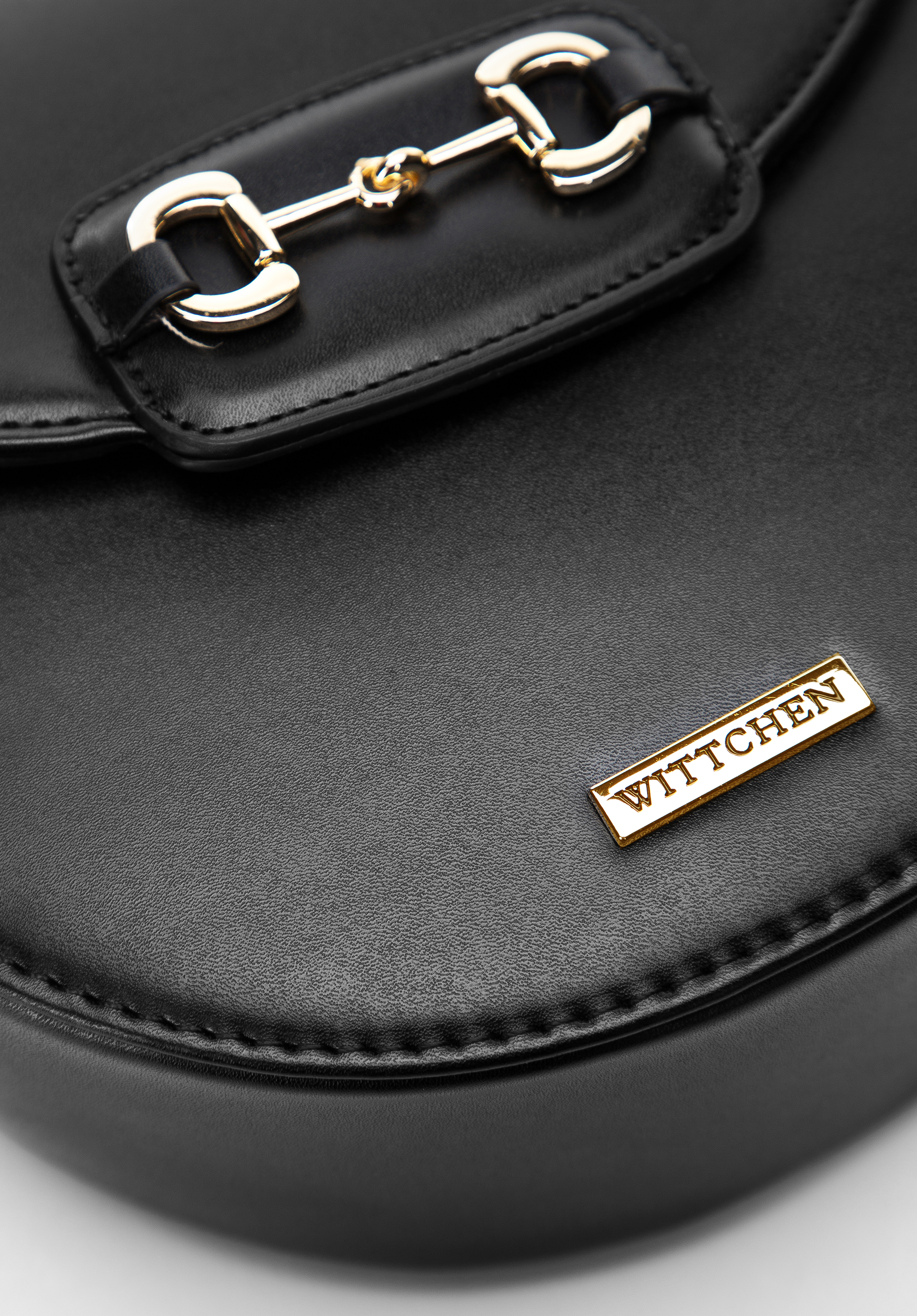 Damska listonoszka z ozdobną klamrą na klapie