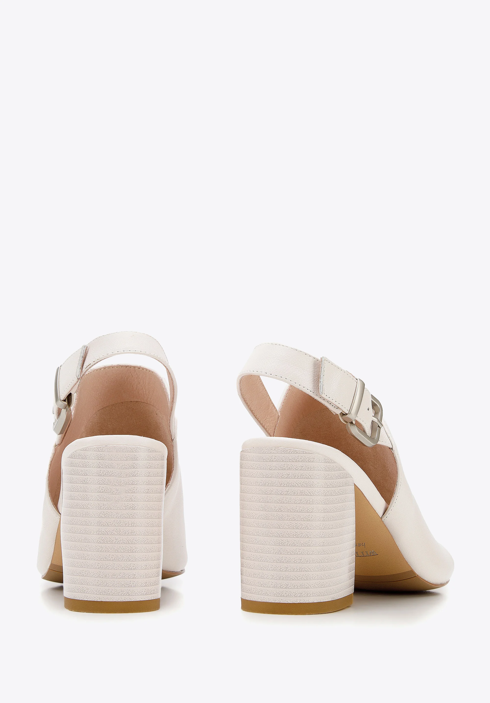 Sandały skórzane zabudowane na słupku