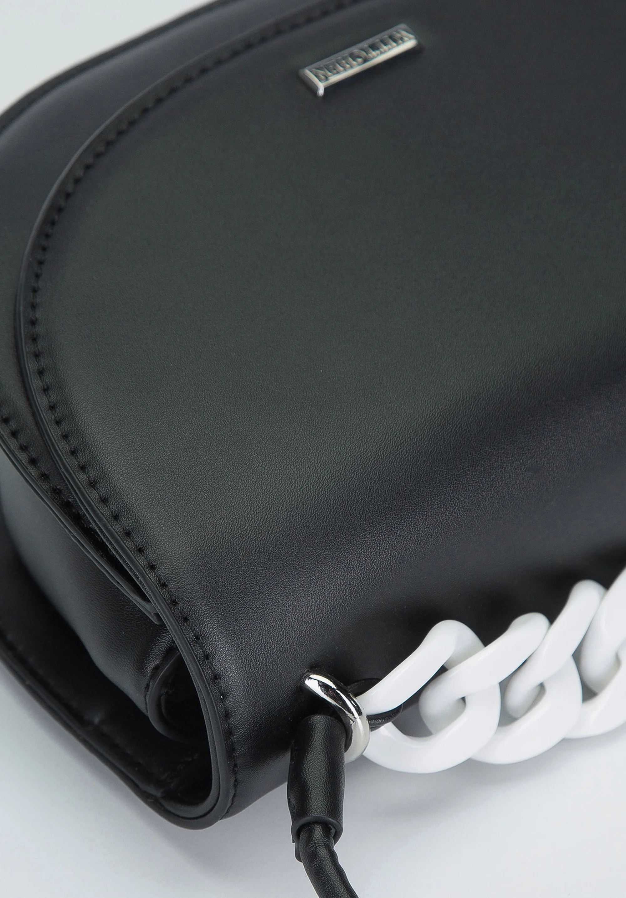 Damska listonoszka półokrągła z grubym łańcuchem