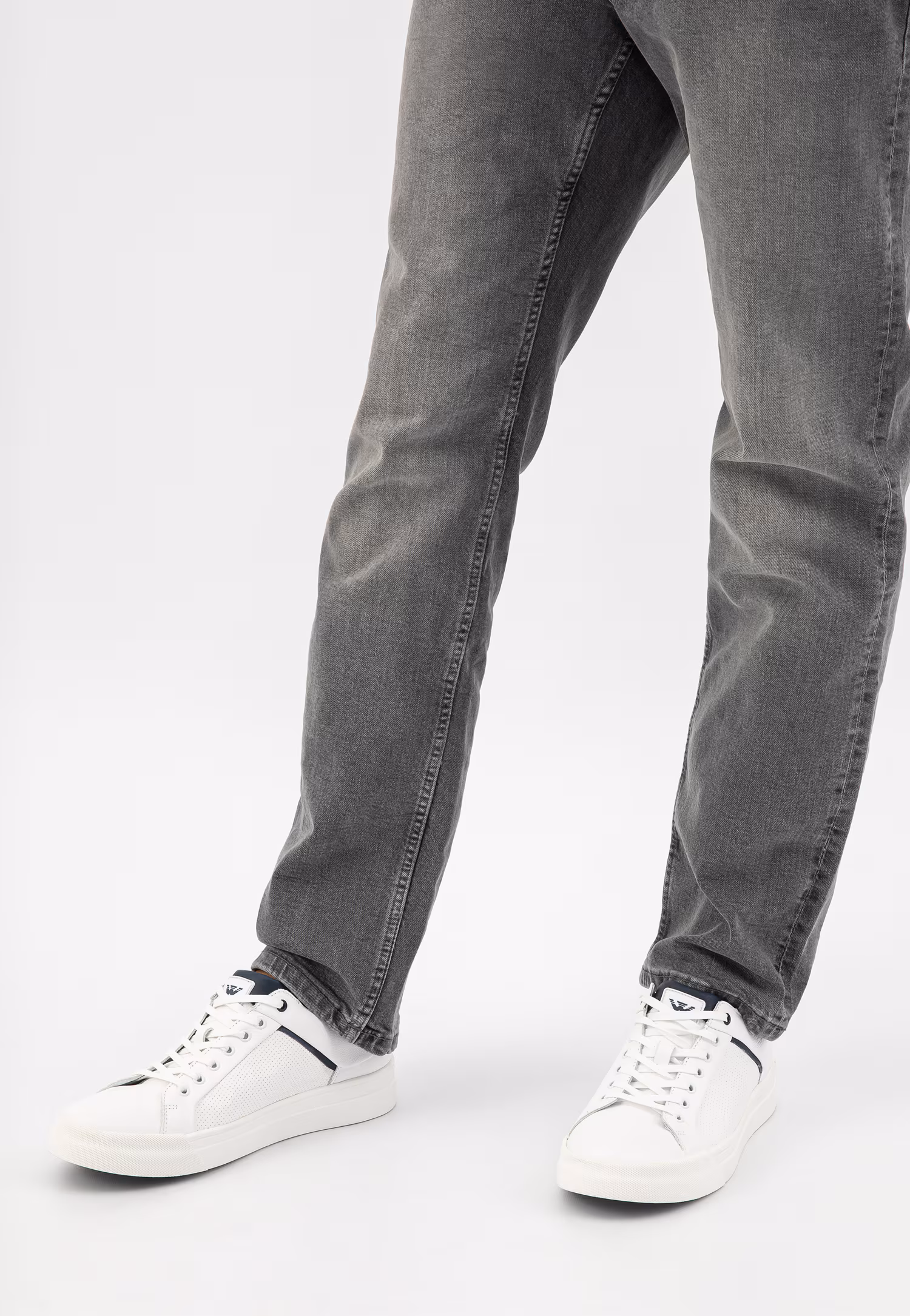 Białe trampki męskie z granatowymi wstawkami