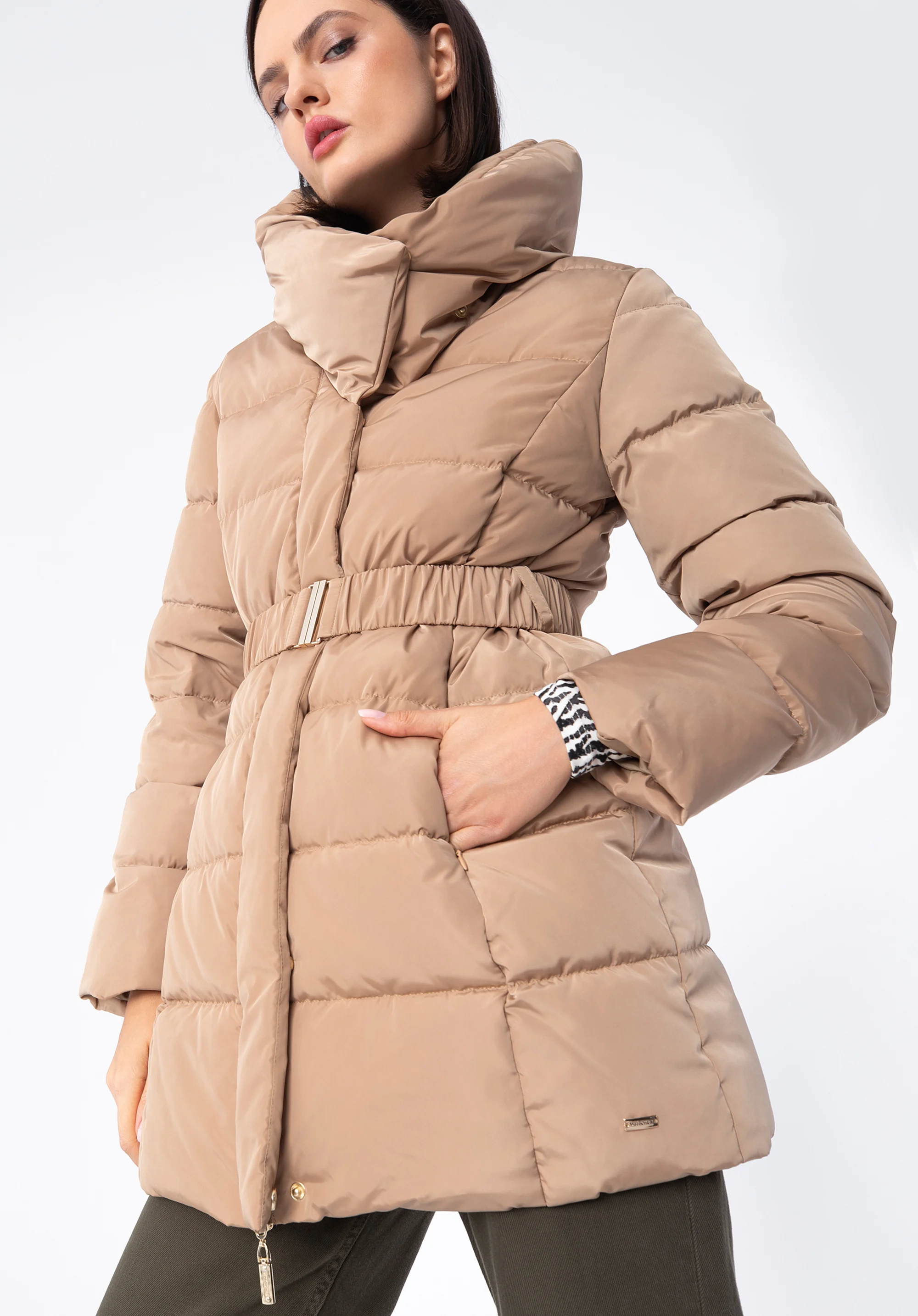 Damska kurtka puchowa z paskiem i wysokim kołnierzem