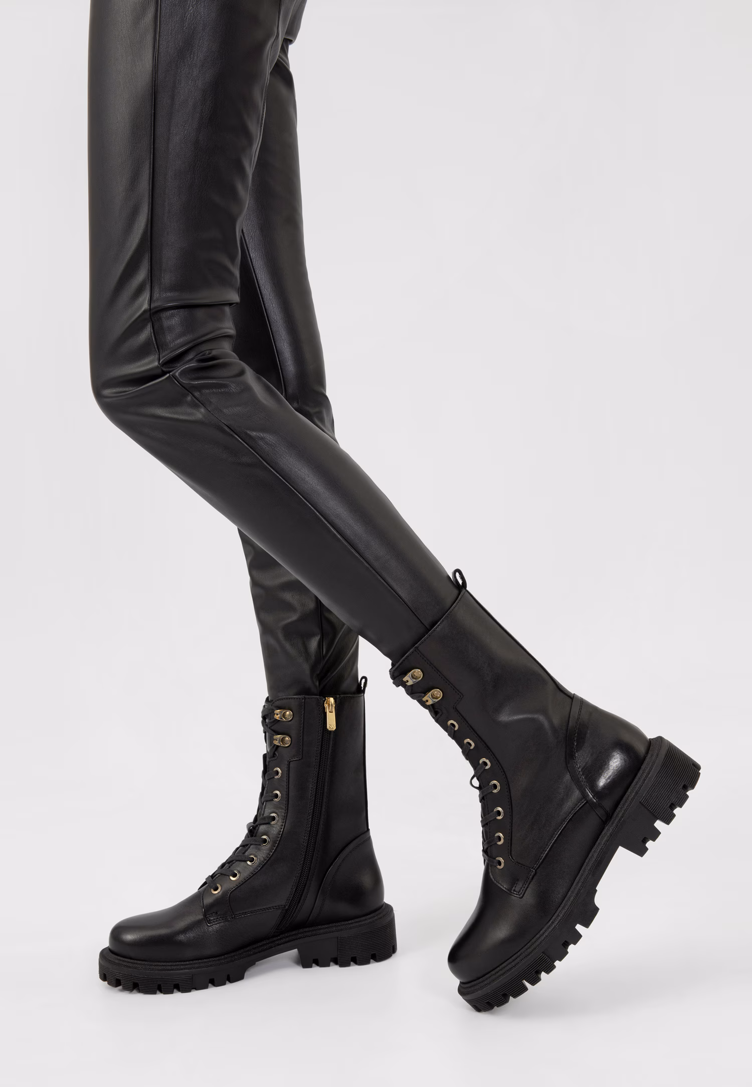 Czarne trzewiki damskie ocieplane dzianiną futerkową