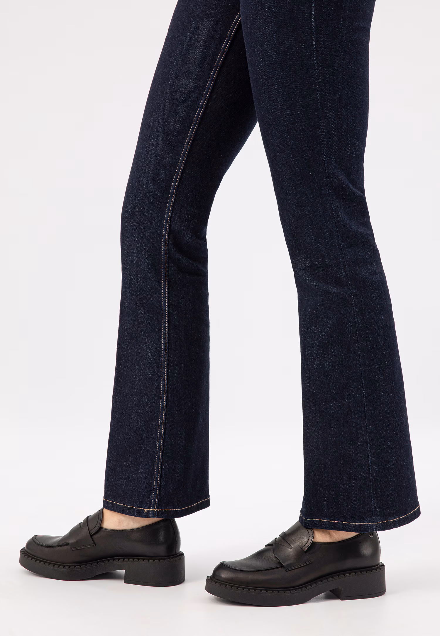 Czarne mokasyny damskie na wyższej podeszwie