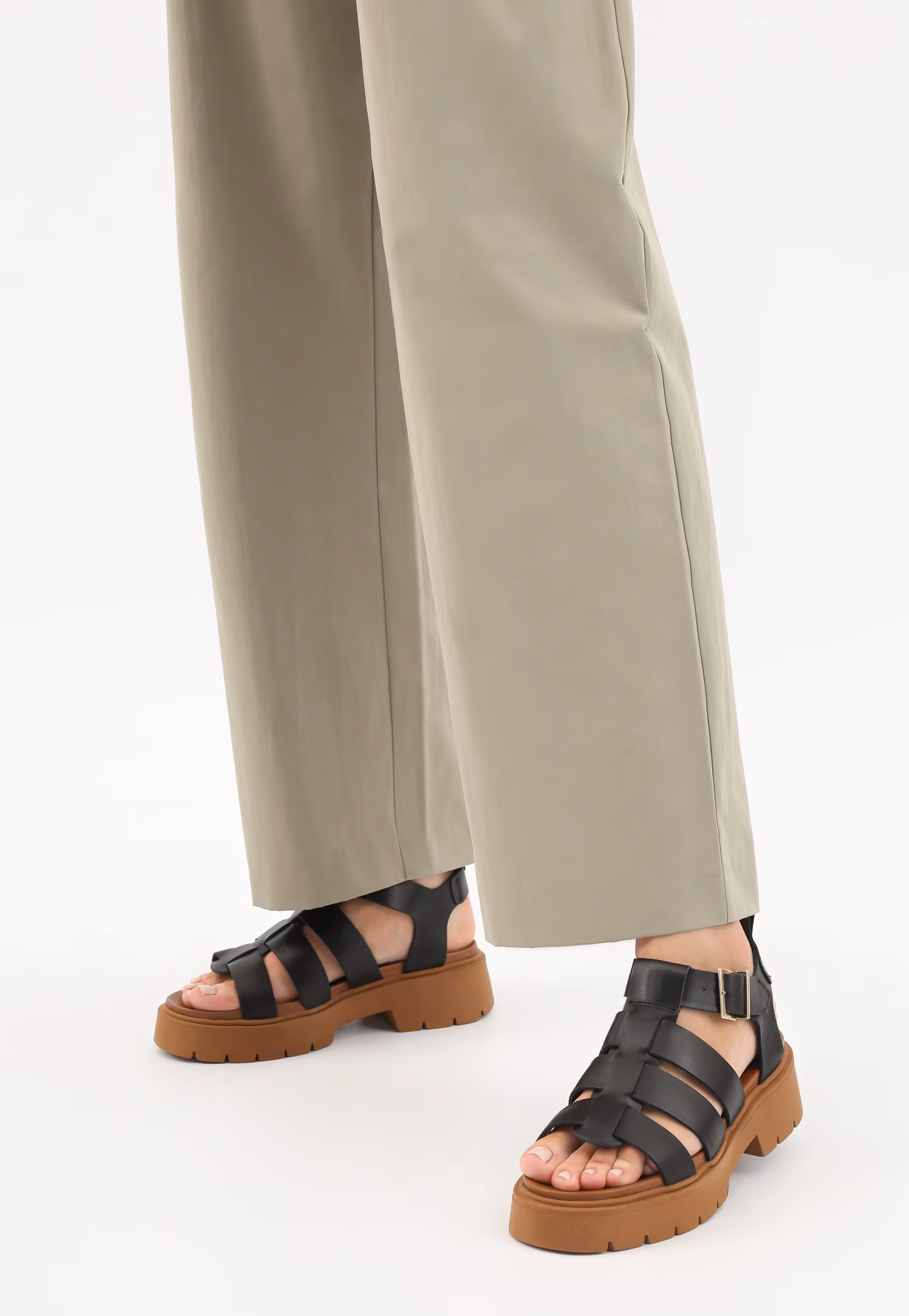 Czarne sandały damskie z szerokimi paskami