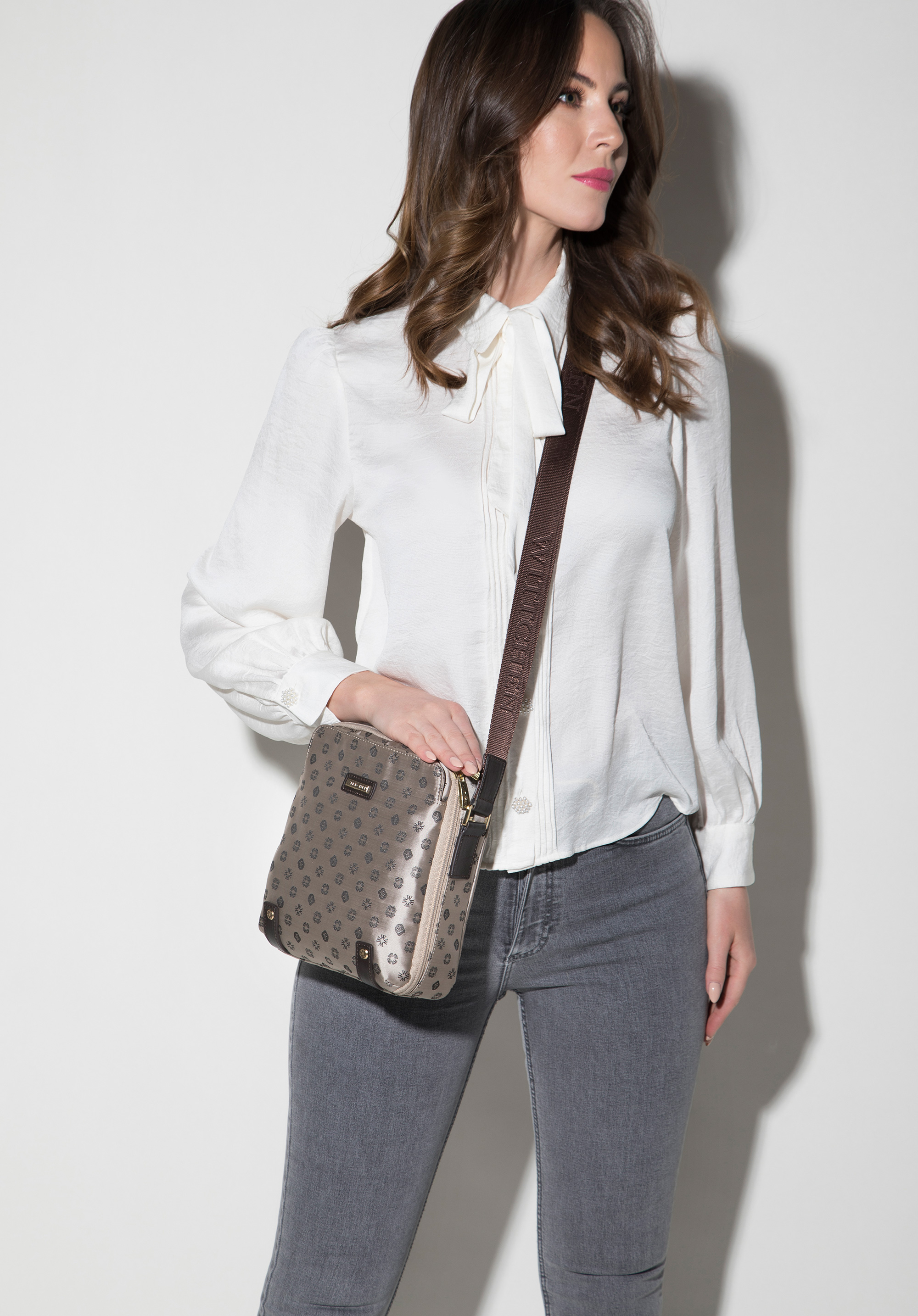 Damska torebka żakardowa z opaskami ze skóry pionowa