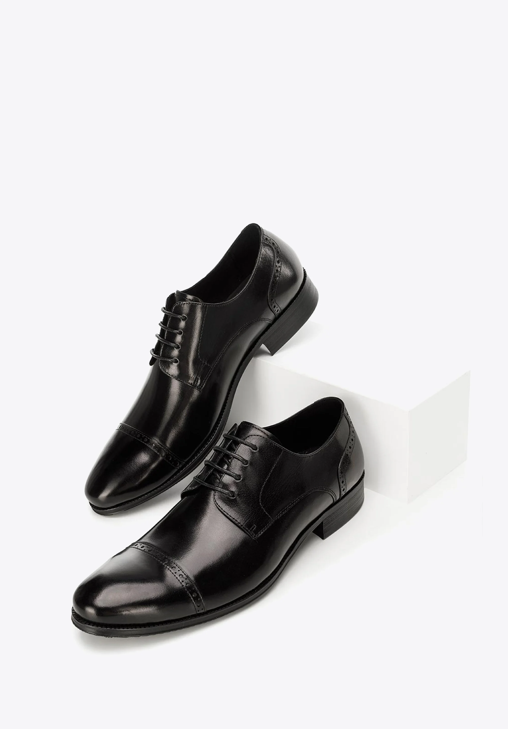 Buty do garnituru ze lśniącej skóry