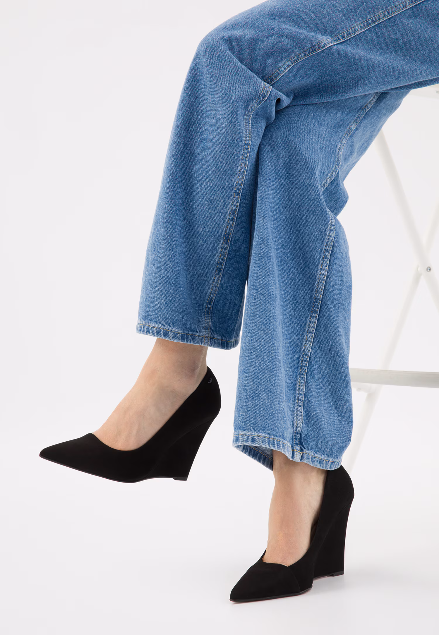 Wysokie czółenka na koturnie z noskiem w szpic