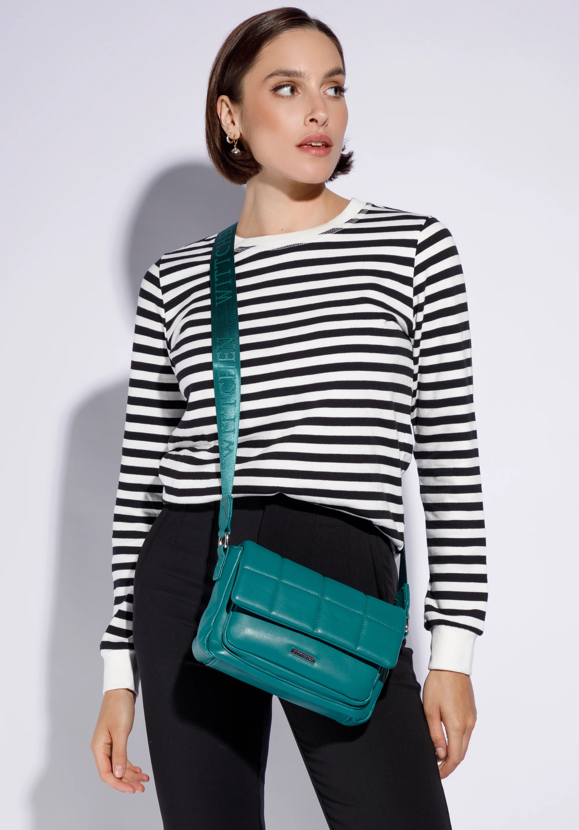 Damska listonoszka z miękkiej ekoskóry z pikowaną klapą mała